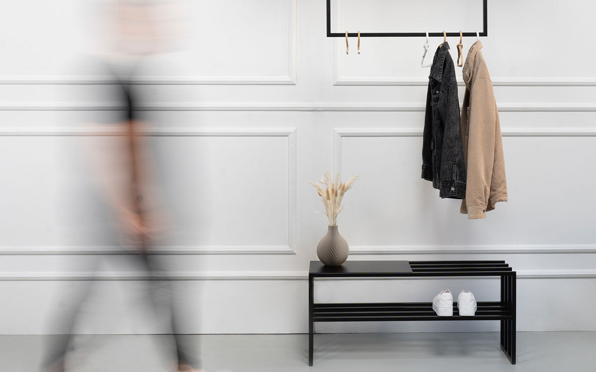 Moderner Eingangsbereich mit Metall-Garderobenstange SIENA und Schuhregal MILANO aus pulverbeschichtetem Stahl – dekorativ mit Jacken, Schuhen und Vase