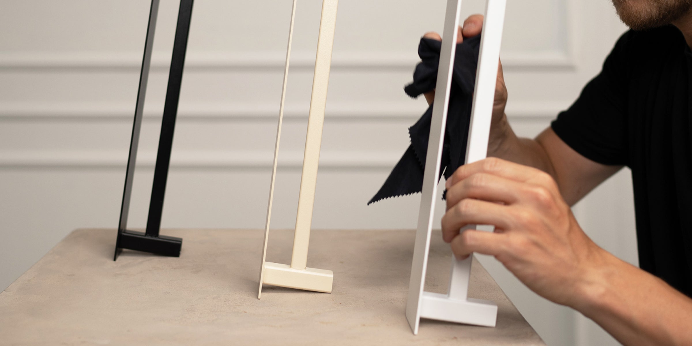 So pflegst du Möbel aus pulverbeschichtetem Stahl richtig