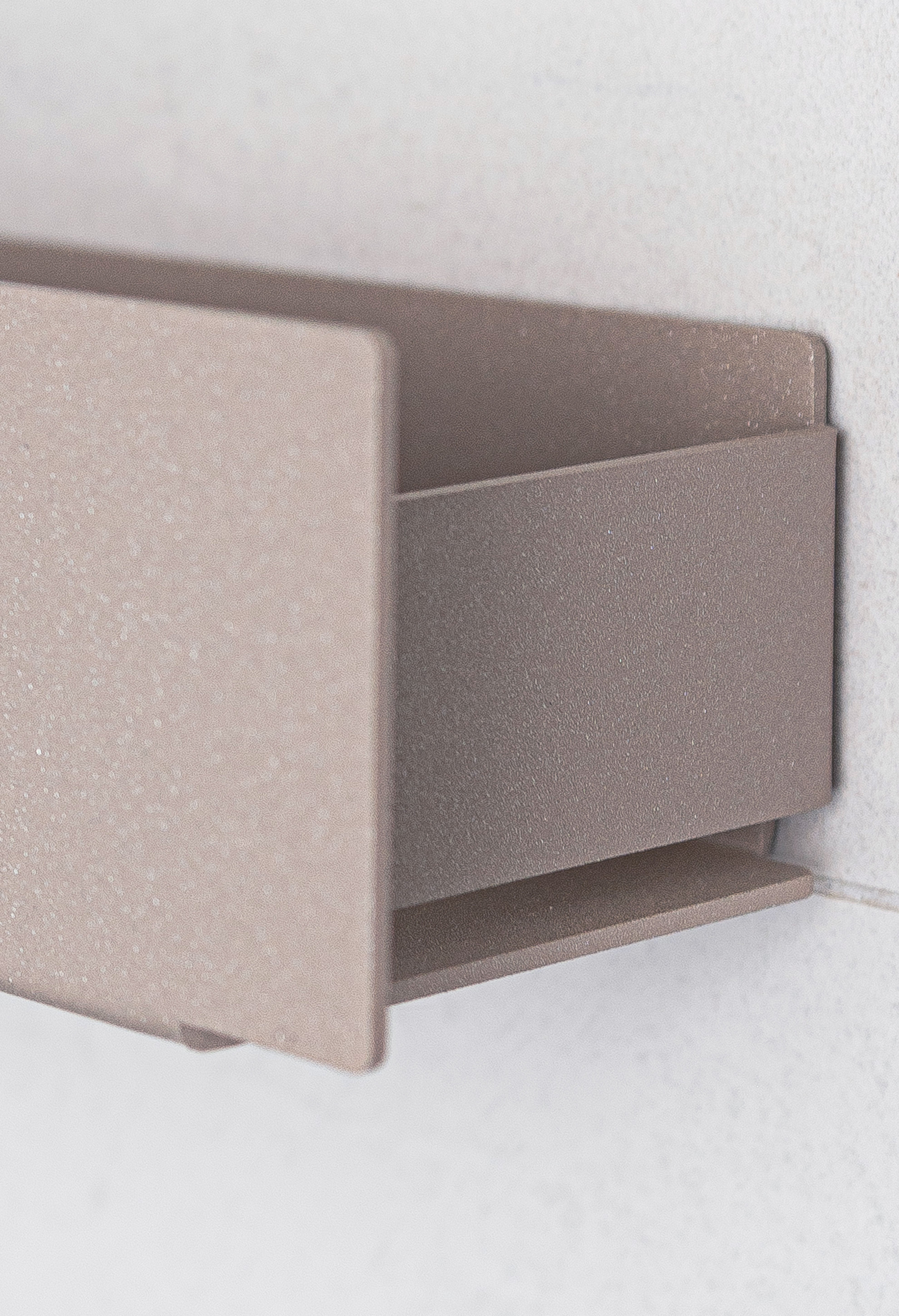 Close Up seitliche Kante Duschablage Korsika zum Kleben in Farbe Champagner