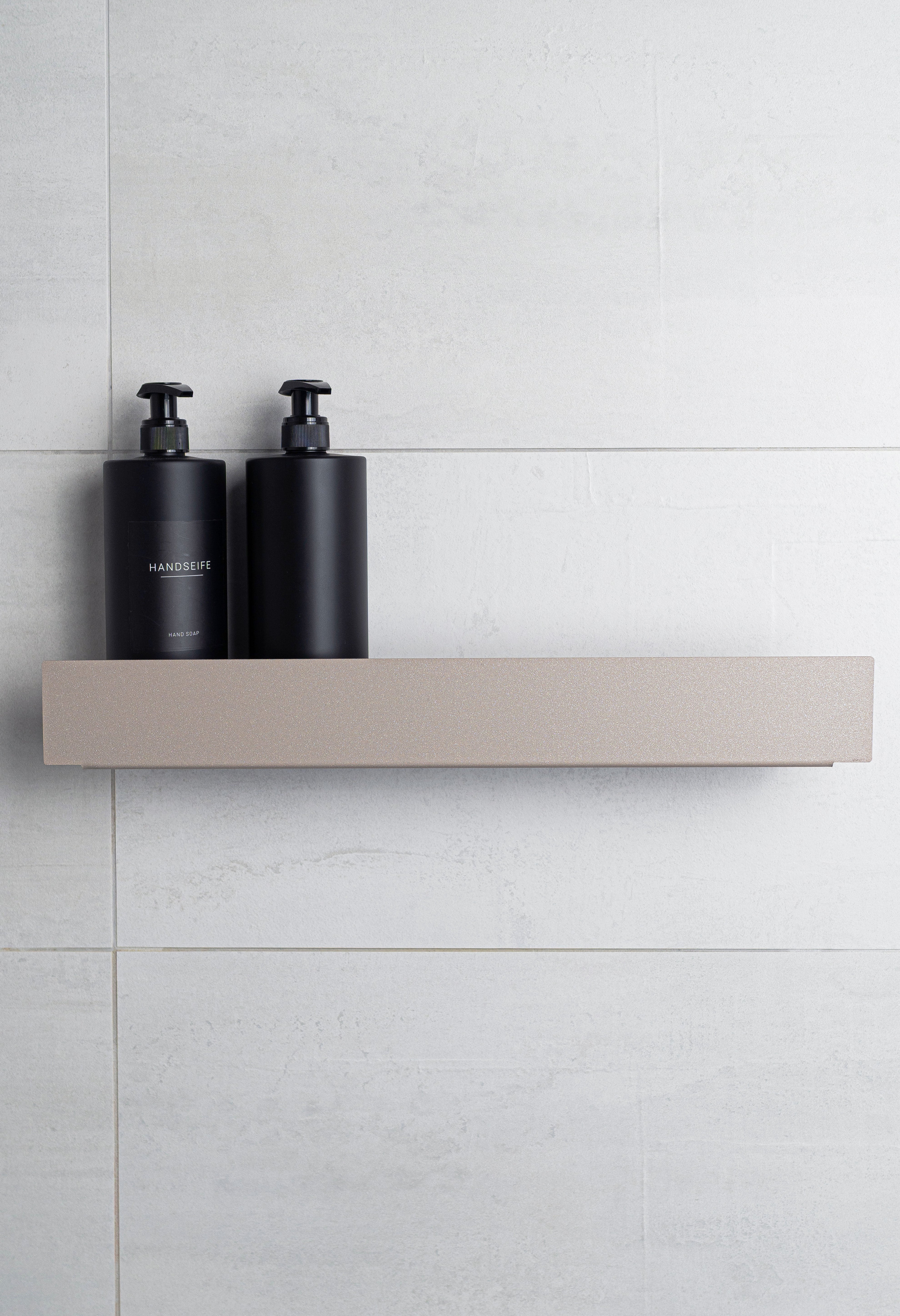 Duschablage Korsika in Champagner. Frontalansicht mit zwei modernen Duschgel-Spendern in schwarz