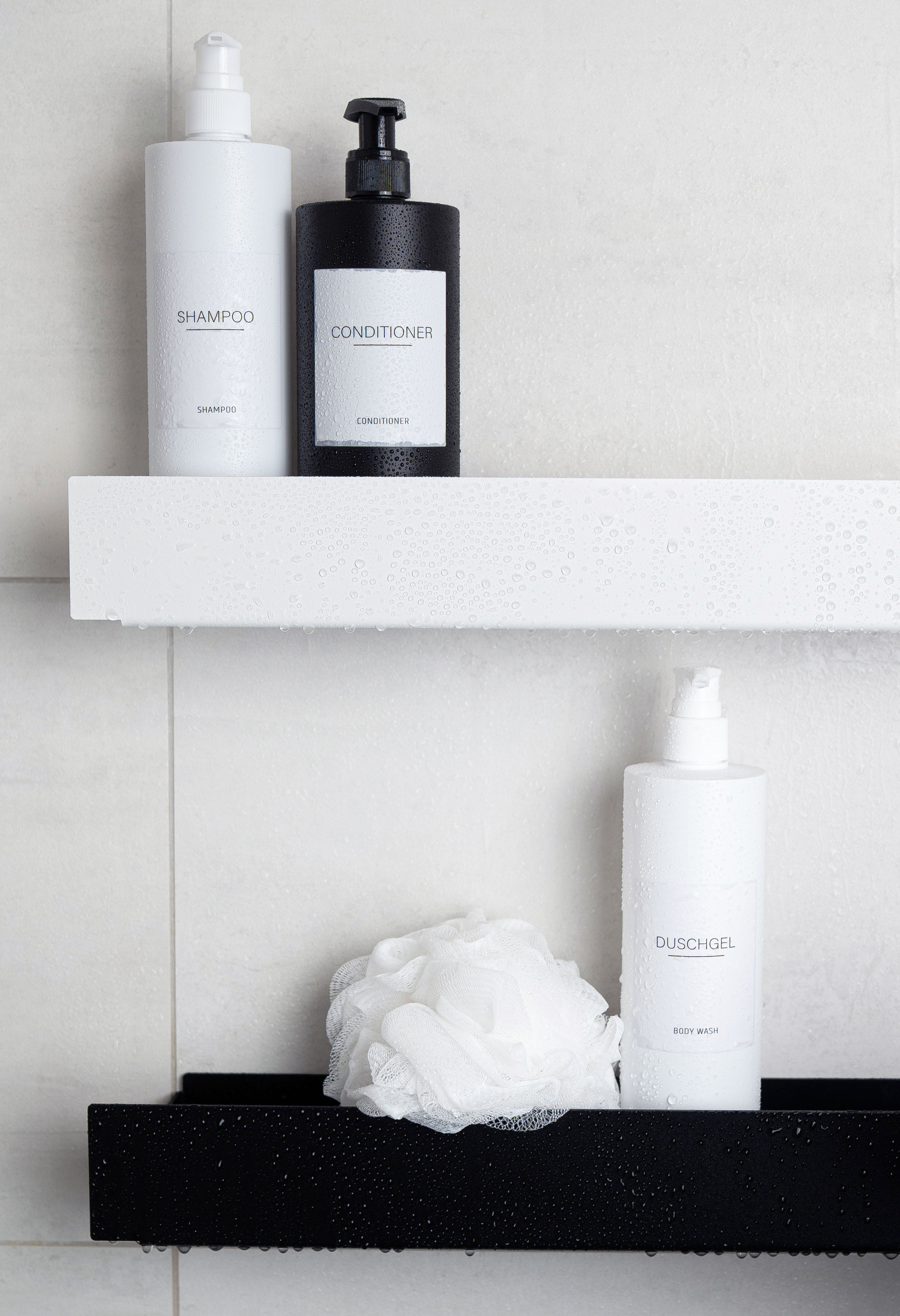 Duschablage KORSIKA ohne Bohren, Schwarz-Weiß Kombination im modernen Bad Close up mit Wassertropfen die an den Ablagen abperlen.