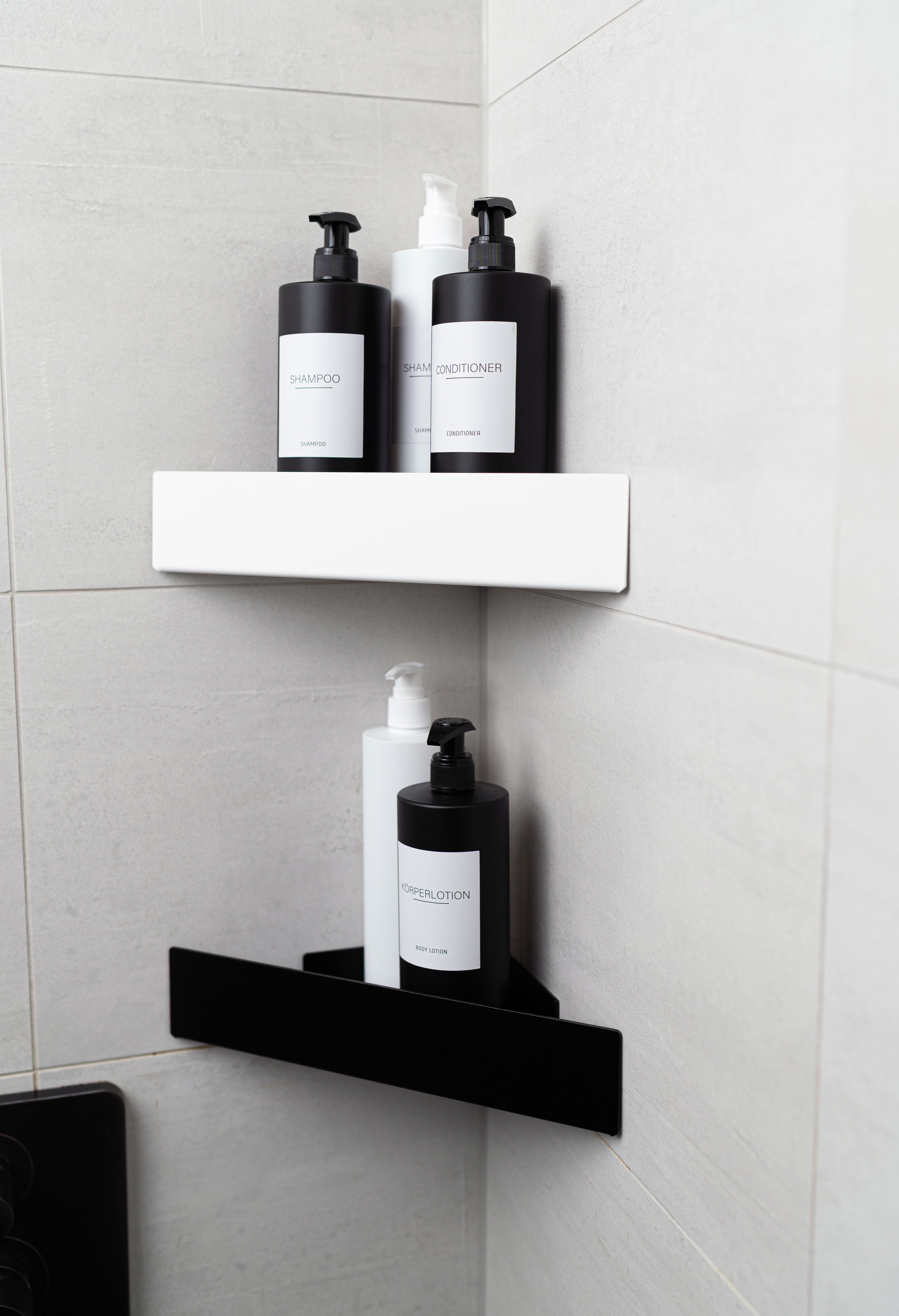 Eckwand Duschablage Monte Carlo zum Kleben ohne Bohren in den Farben schwarz und weiß mit modernen Pumpflaschen passend in schwarz und weiß.