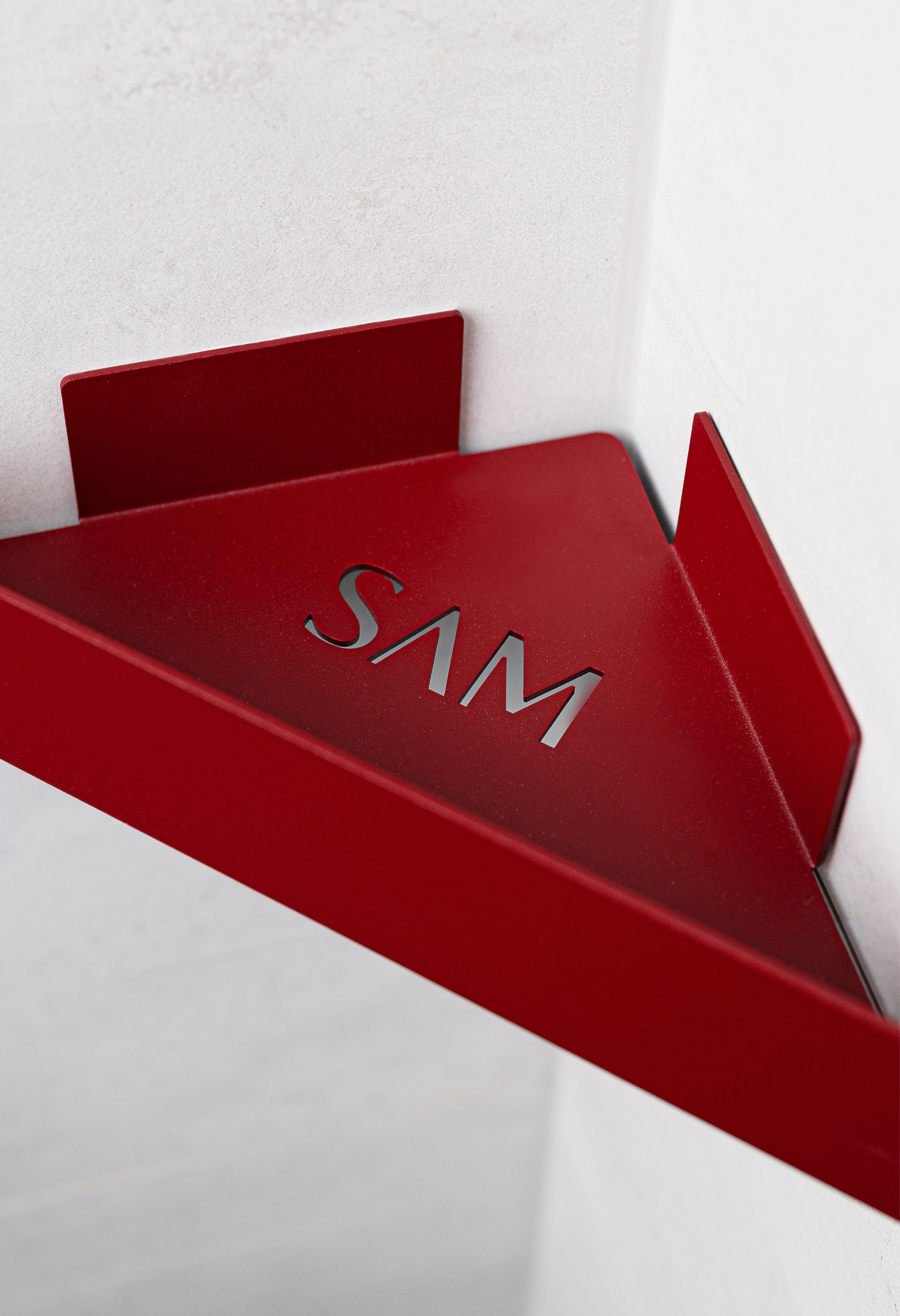 Close Up Duschablge Monte Carlo zum Kleben ohne Bohren aus pulverbeschichtetem Metall in der Farbe Velvet Red Laser-cut SAM-Logo für optimalen Wasserablauf.