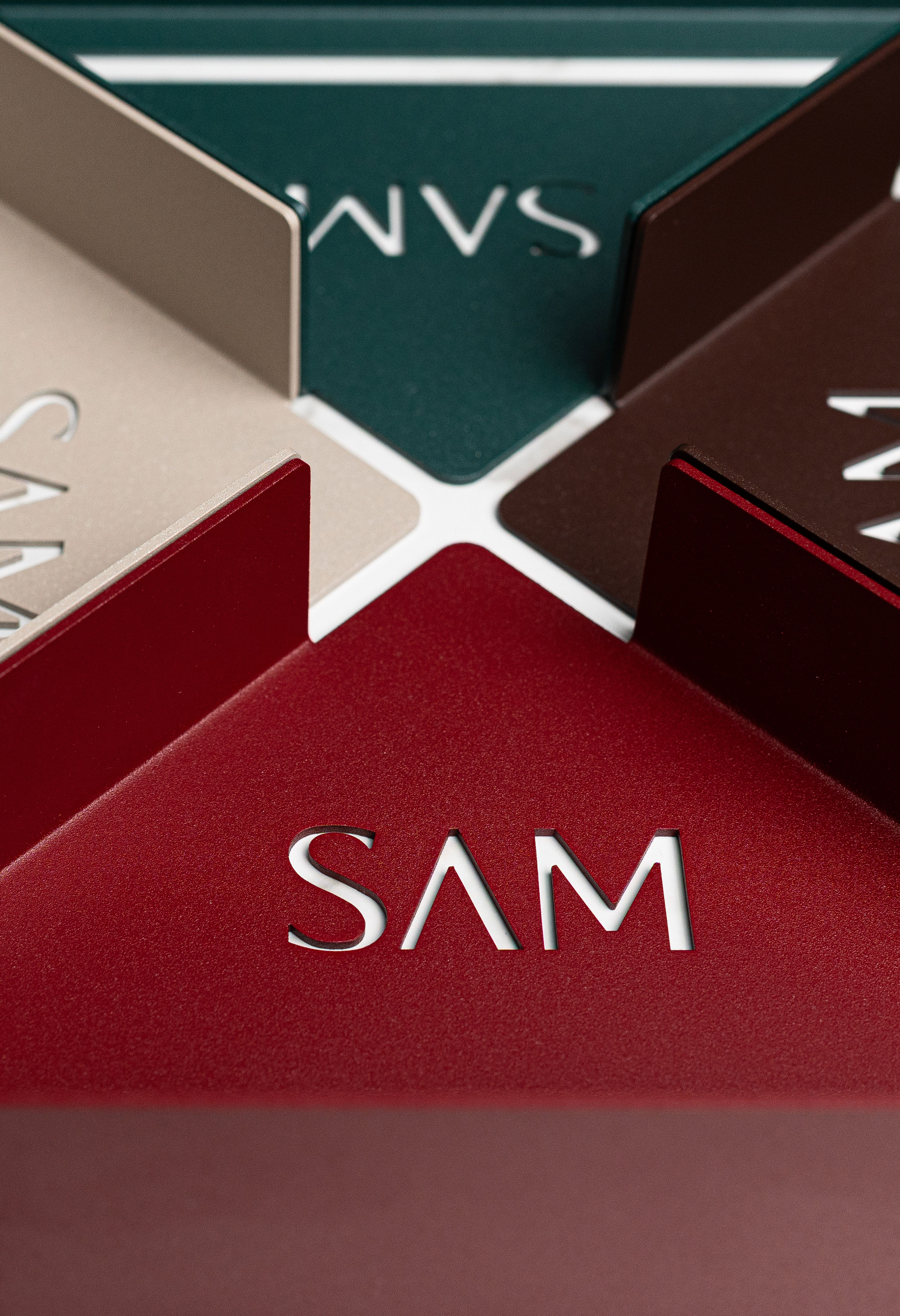 Close Up Duschablge Monte Carlo zum Kleben ohne Bohren aus pulverbeschichtetem Metall in den Farben Sparkling Green, Marone, Velvet red und Champagner in einem Flatlay