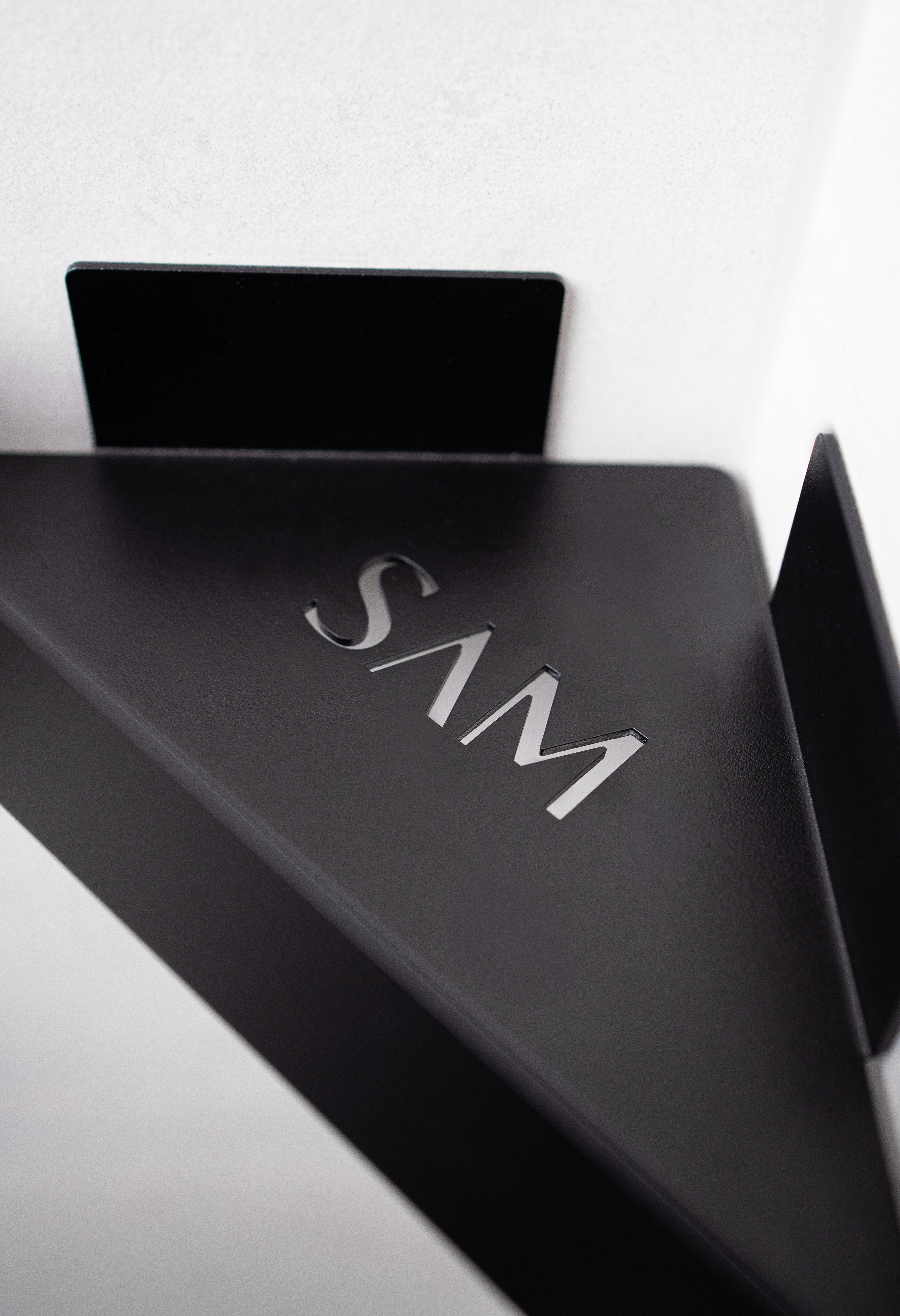 Close Up Duschablge Monte Carlo zum Kleben ohne Bohren aus pulverbeschichtetem Metall in der Farbe Schwarz Laser-cut SAM-Logo für optimalen Wasserablauf.
