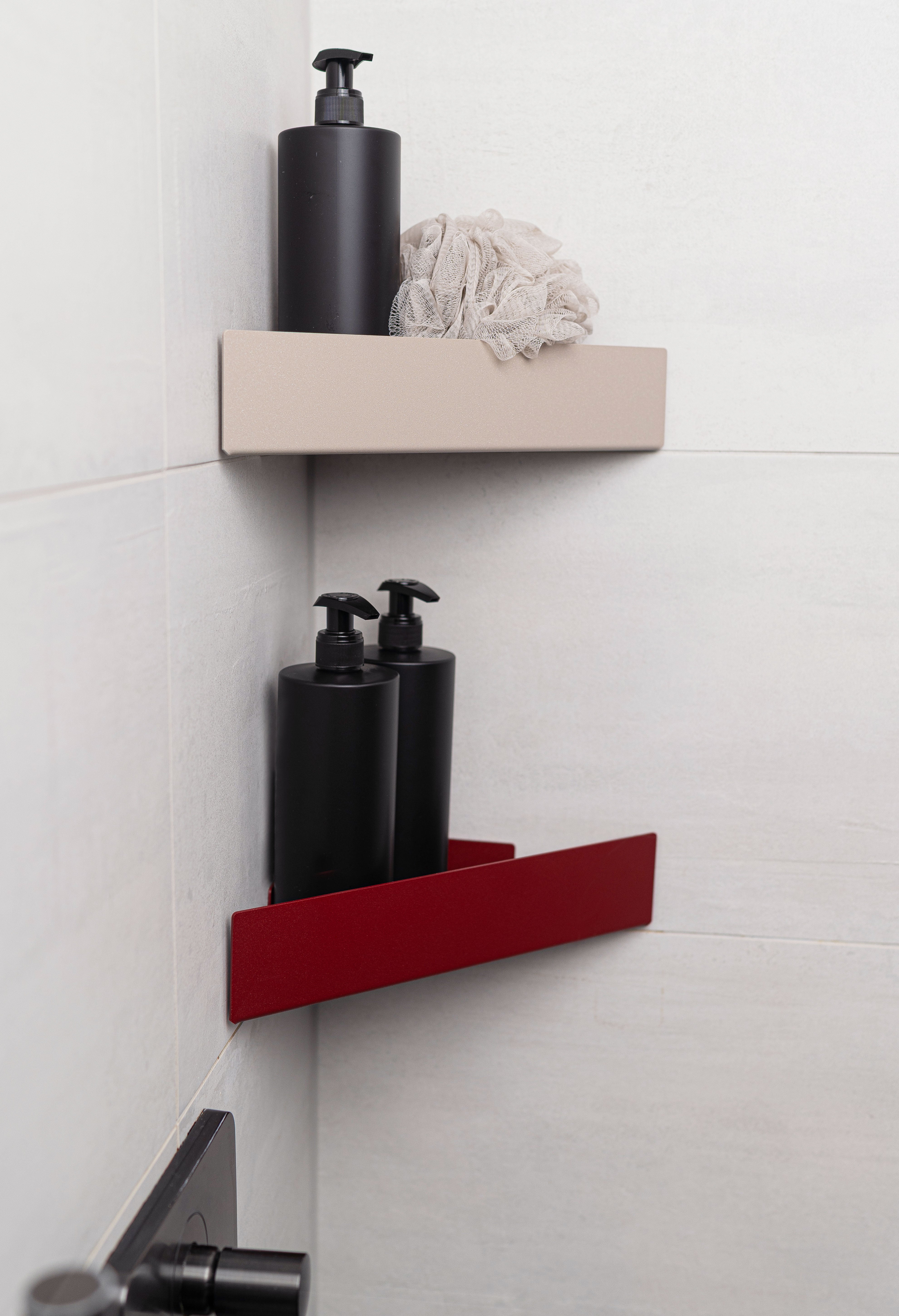 Duschablgen Monte Carlo zum Kleben ohne Bohren in den Farben Champagner und Velvet Red in seitlicher Ansicht in Ecke der Dusche montiert mit passenden modernen Pumpflaschen dekoriert