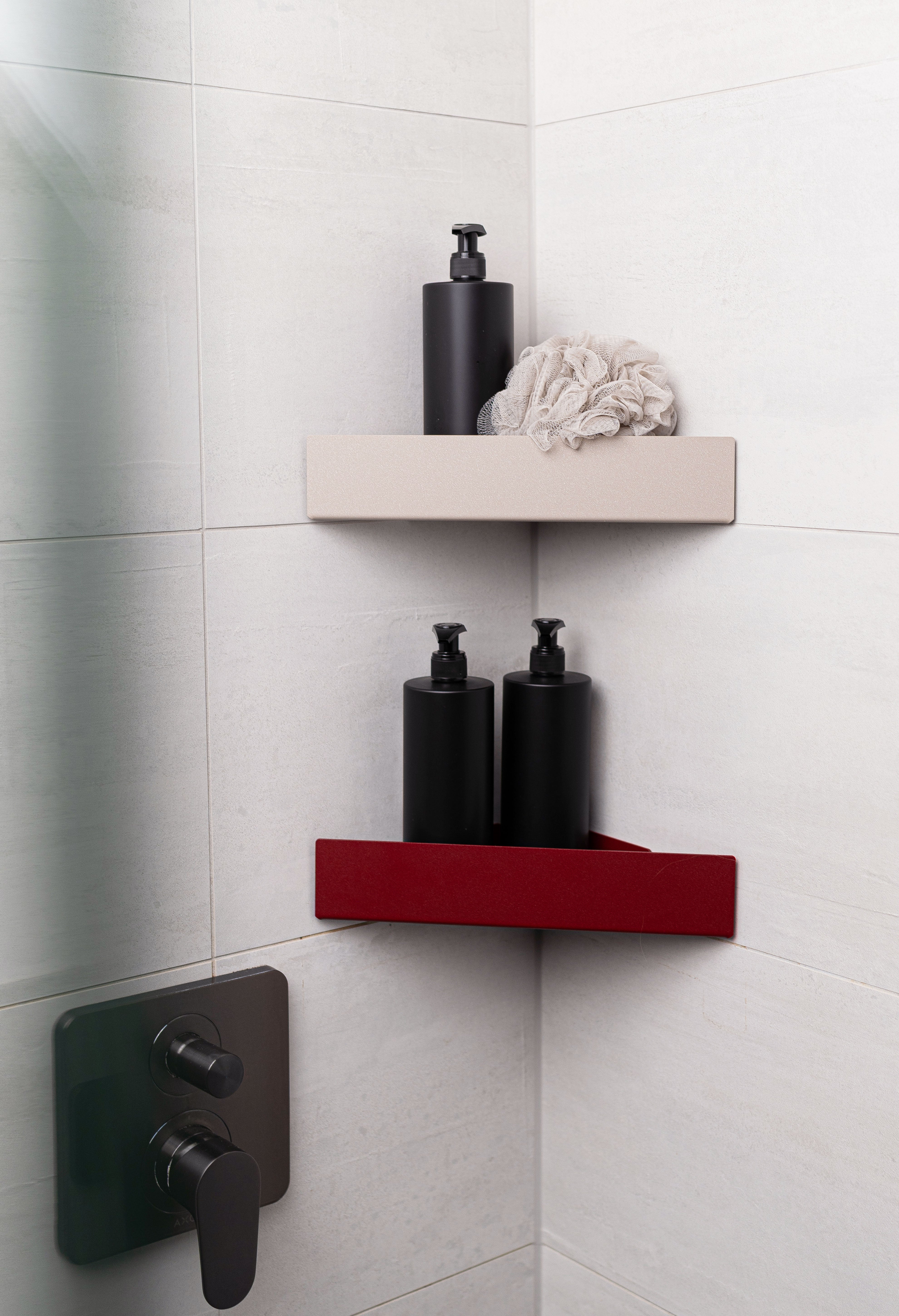 Duschablgen Monte Carlo zum Kleben ohne Bohren aus pulverbeschichtetem Metall in den Farben Champagner und Velvet Red in frontaler Ansicht in Ecke der Dusche montiert mit passenden modernen Pumpflaschen dekoriert