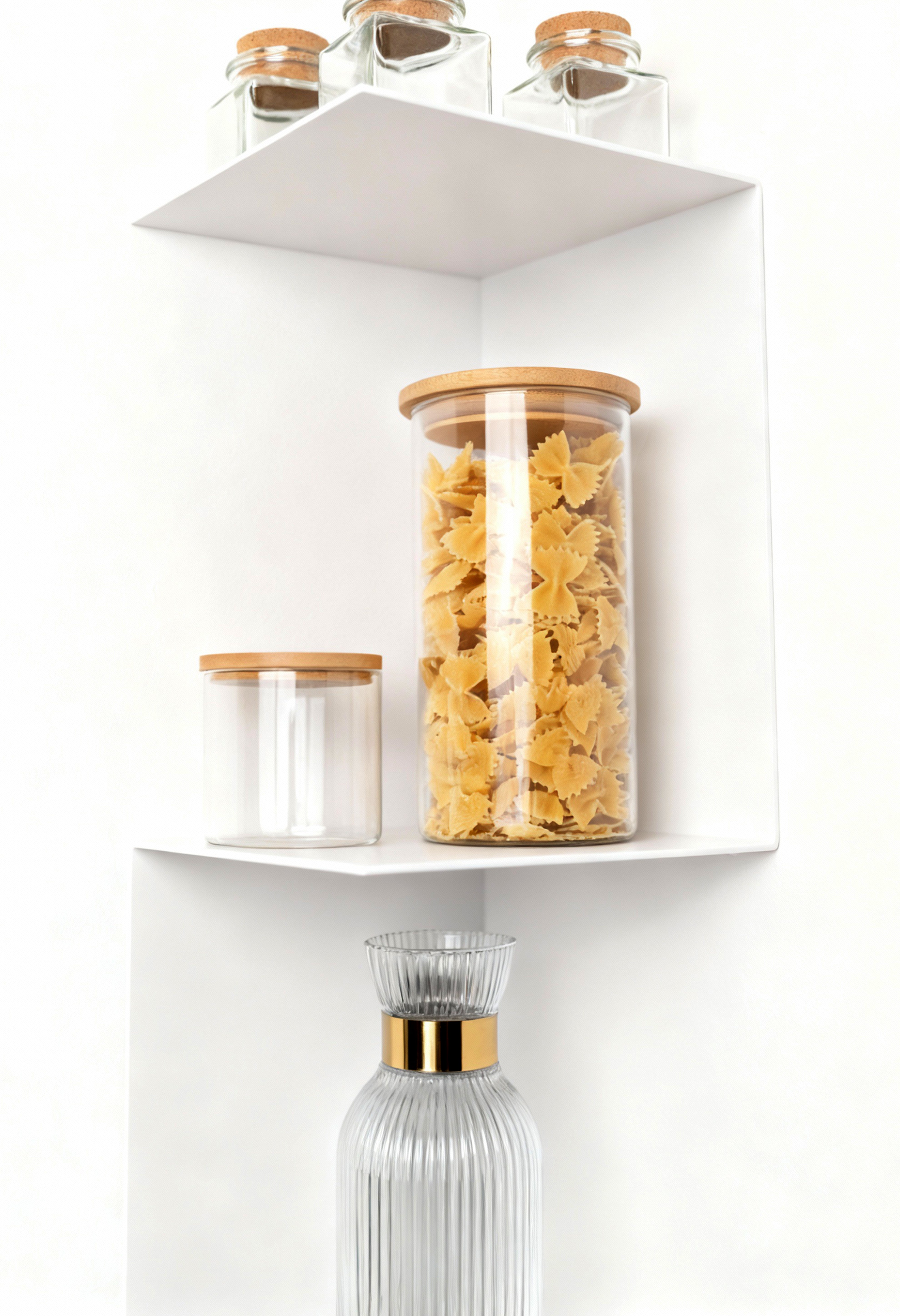 Weisses, minimalistisches Eckwandregal aus Metall, das in einer Ecke hängt und mit Glasgefäßen dekoriert ist. Close Up um die Kanten zu zeigen.