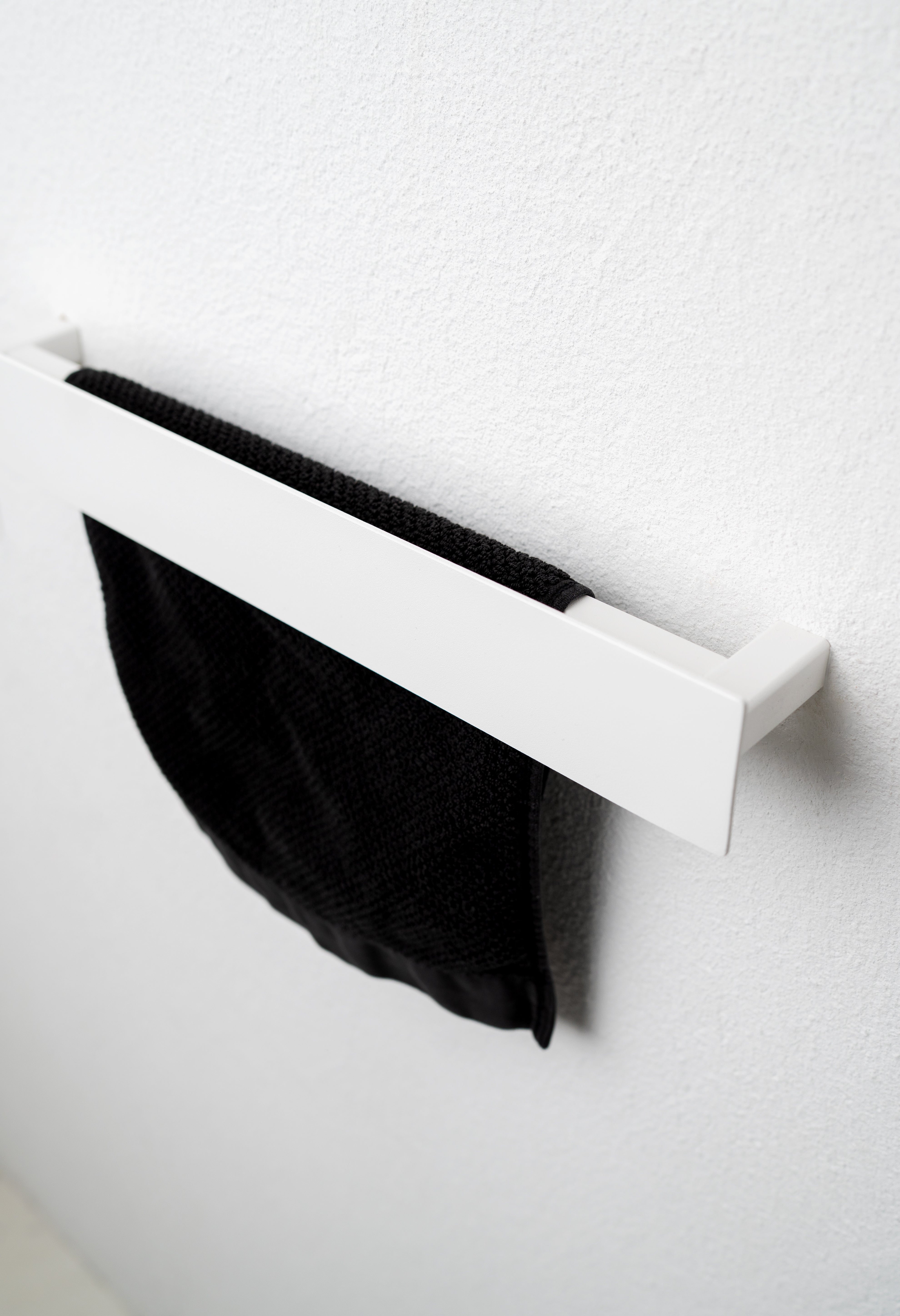 Handtuchhalter aus Metall Pulverbeschichtet mit weißer Blende.