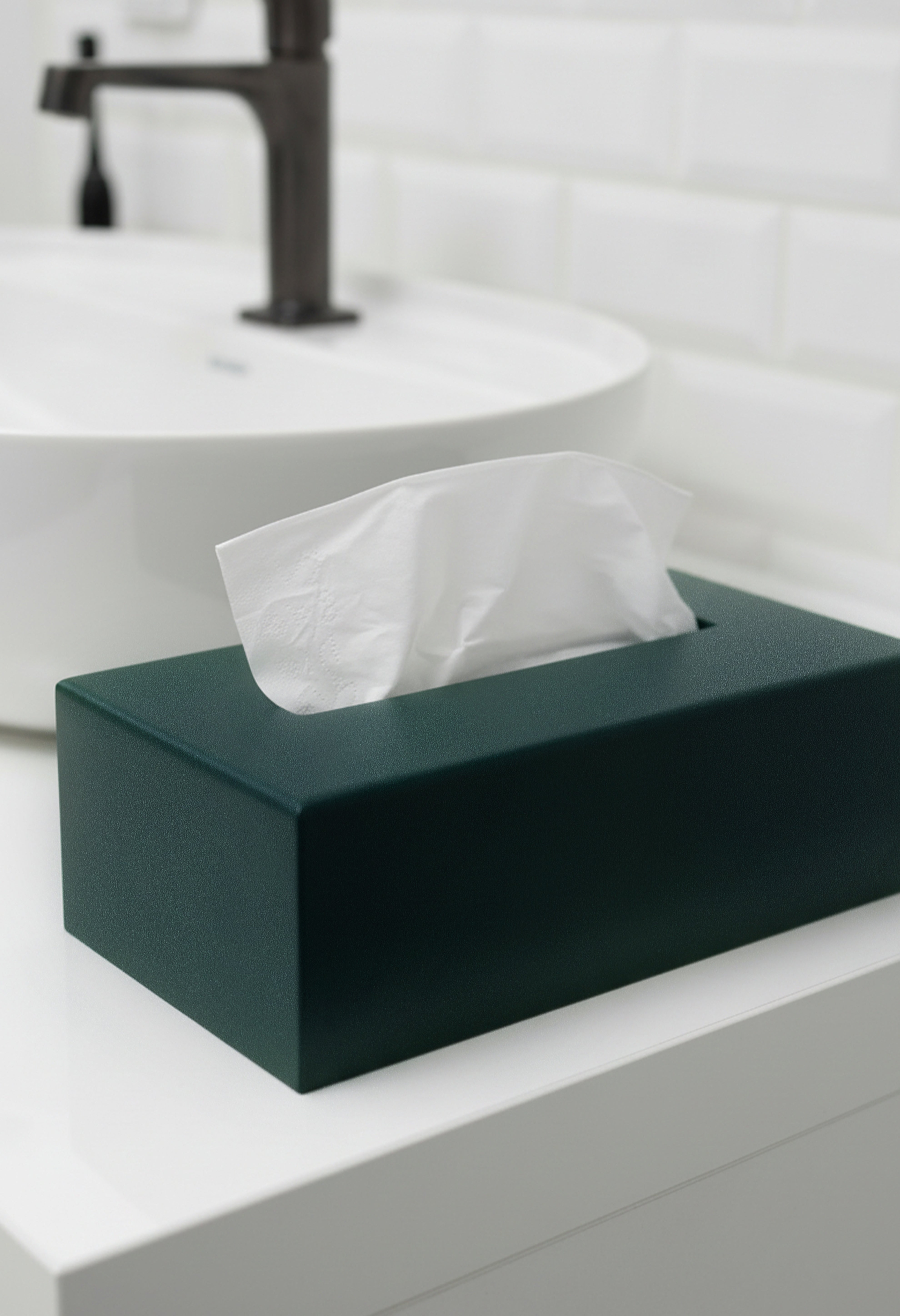 Kosmetiktuchbox in Sparkling Green auf in einem hellen weißen Bad.