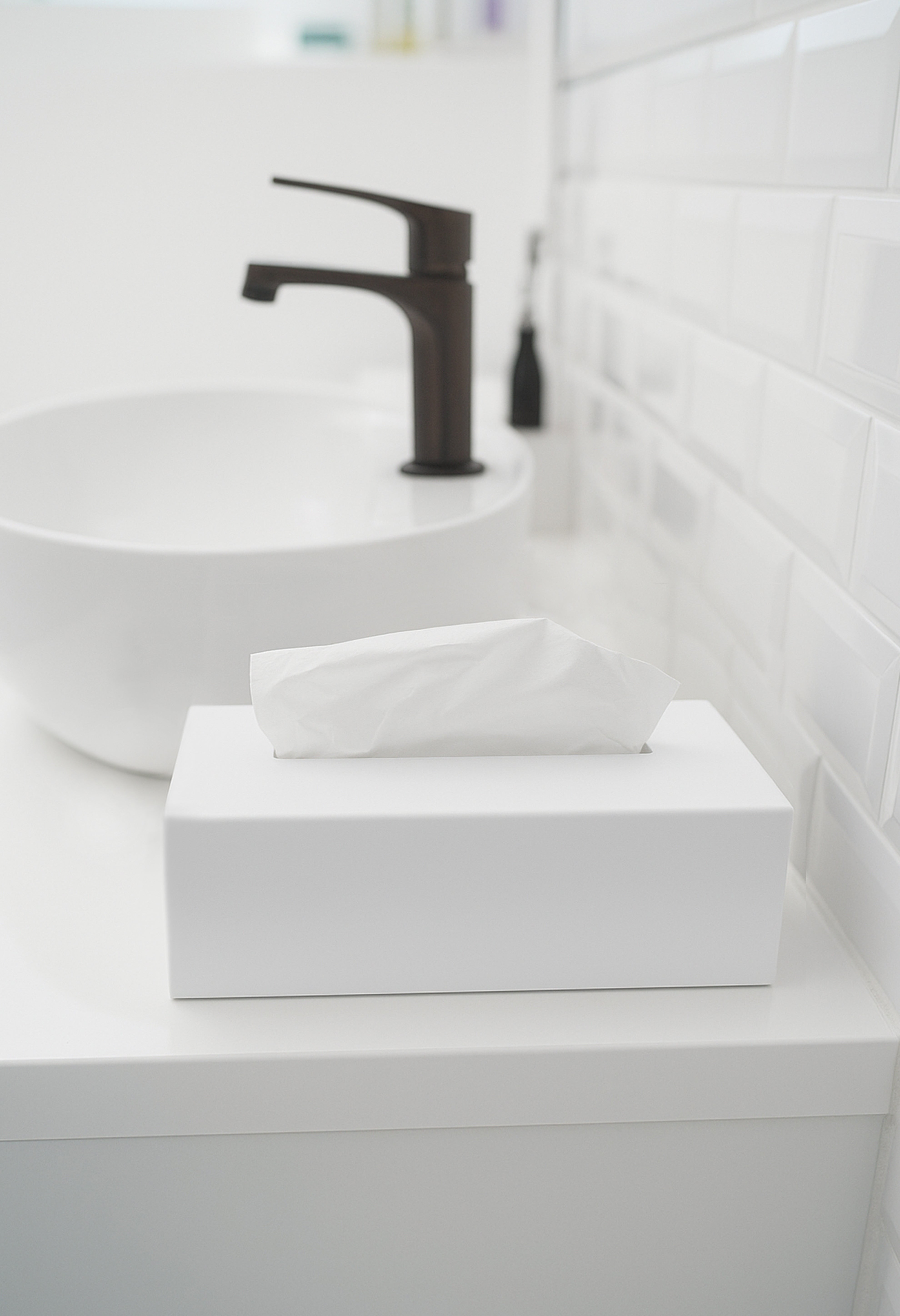 Kosmetiktuchbox in weiss auf in einem hellen weißen Bad.