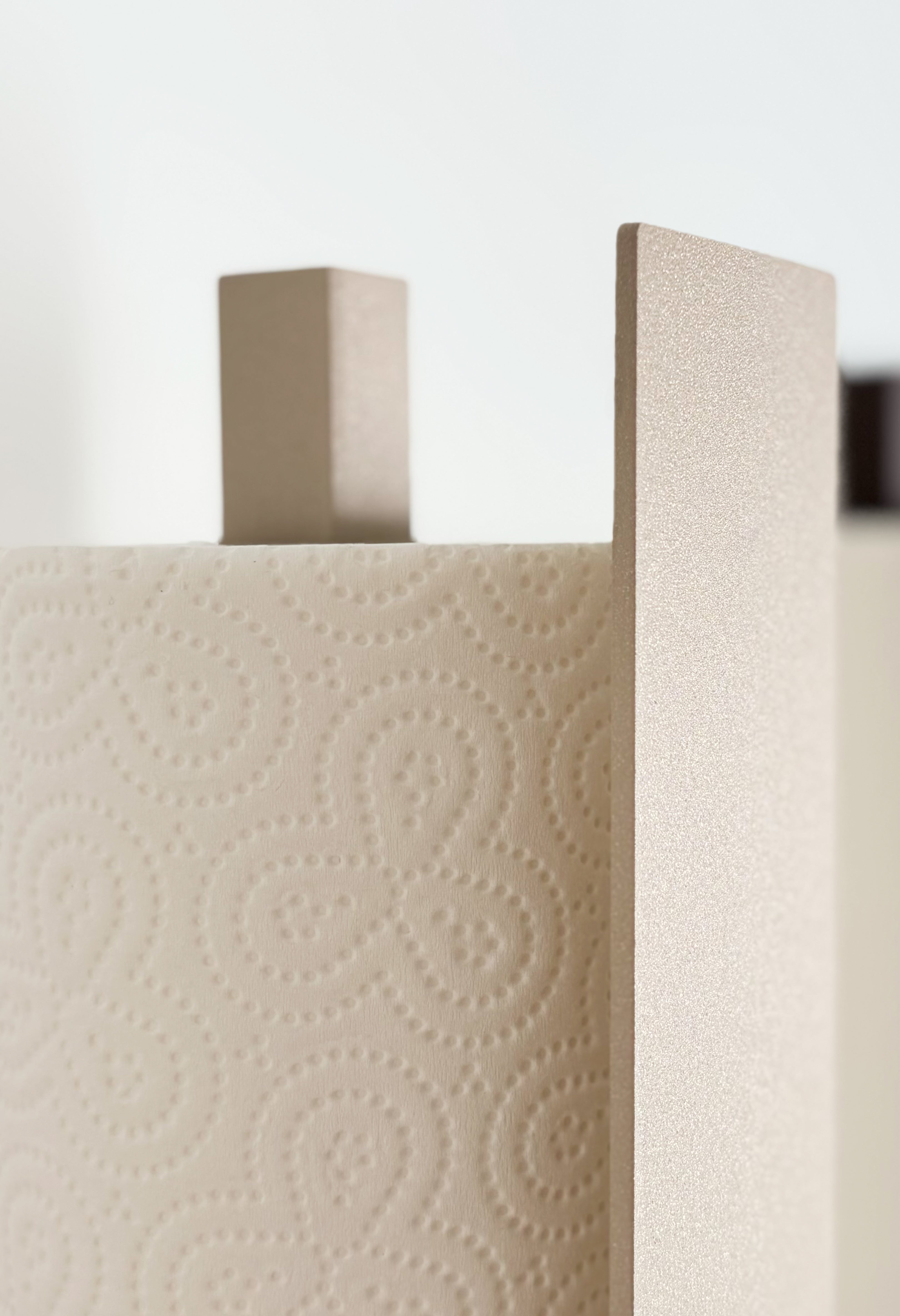 Küchenrollenhalter Granada pulverbeschichtet in Champagner, glitzernd. Detaillansicht der Frontblende mit metallic Pulverbeschichtung.