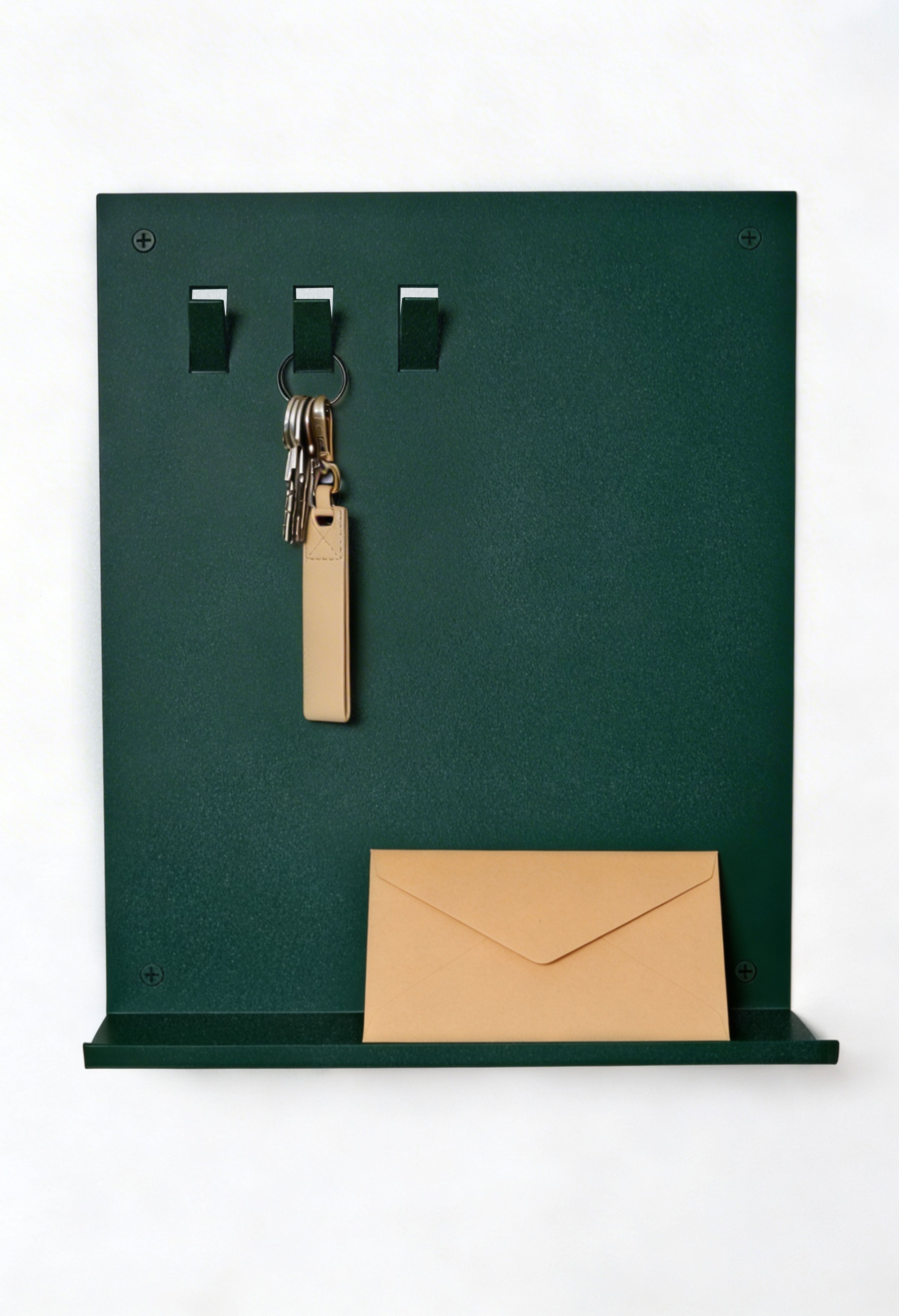 Frontansicht pulverbeschichtetes Metall Schlüsselbrett in Farbe Sparkling Green mit drei Haken oben und einer Ablagefläche unten. Es hängt ein Schlüsselbund und auf der Ablagefläche ist ein kleiner Geldbeutel in schwarz aufgestellelt.