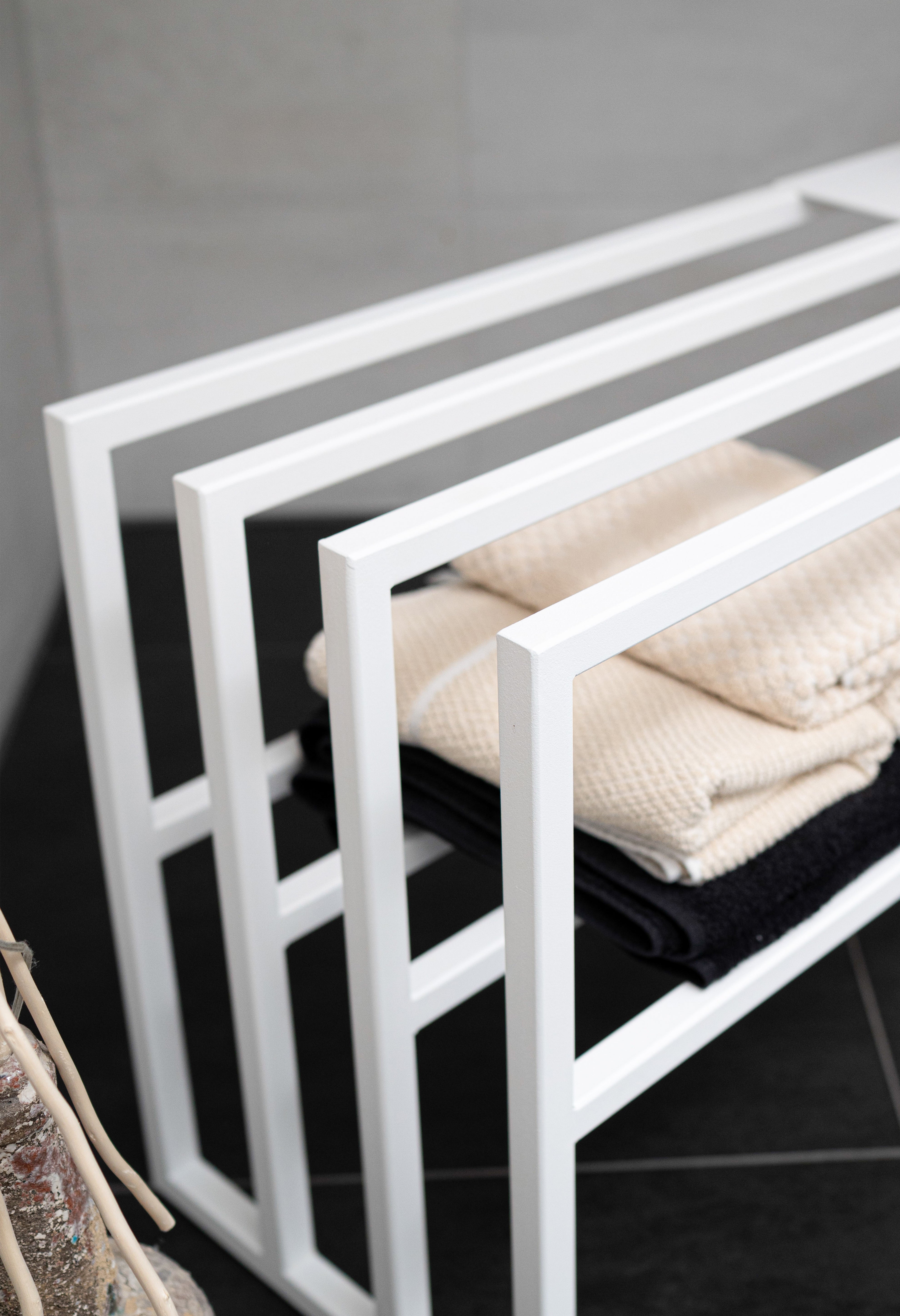 Schuhregal Close Up - als Regal fürs Badezimmer genutzt mit Sitzbank oder Ablagefläche für Kosmetik und Aufbewahrung Badehandtücher.