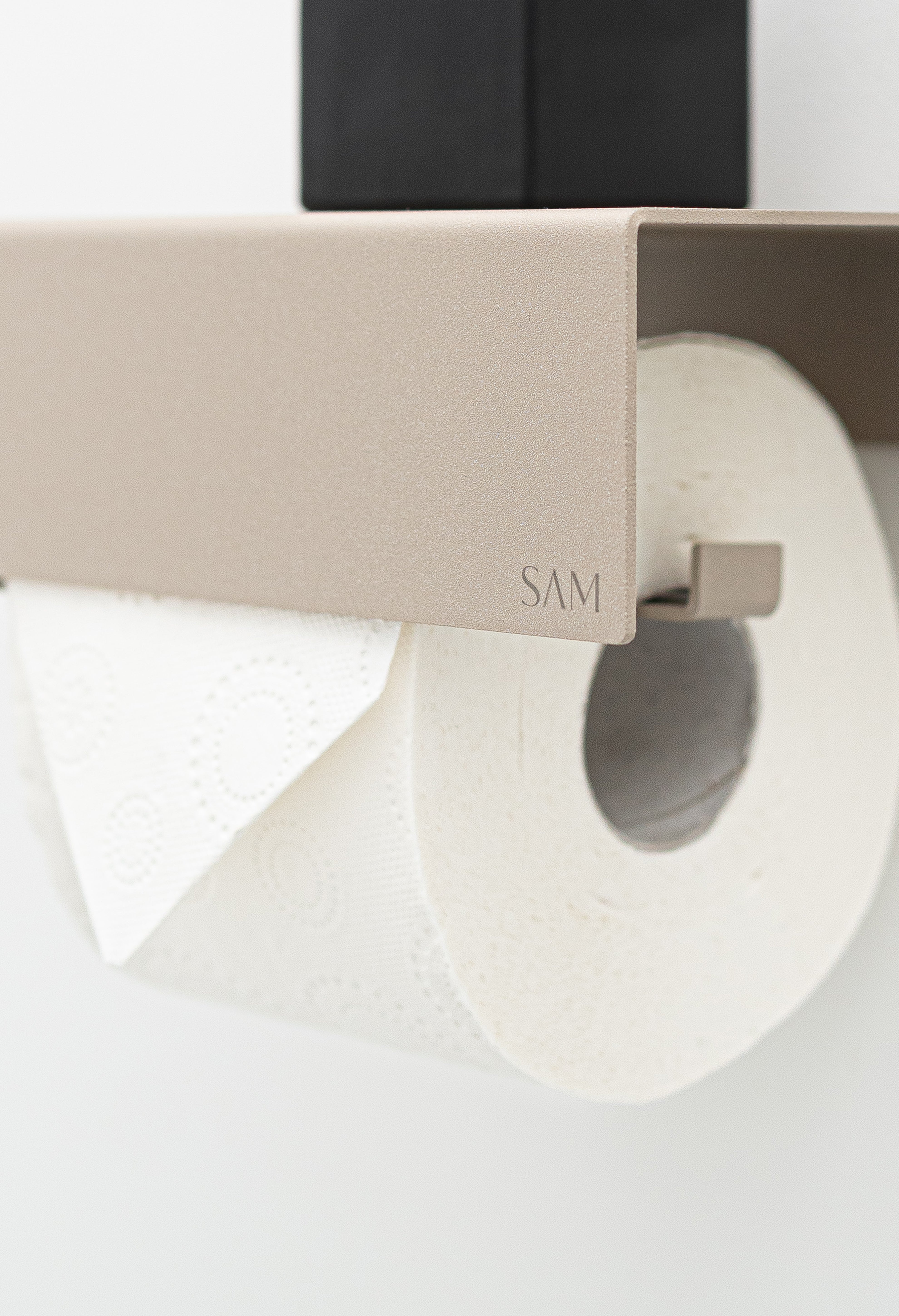 Toilettenpapierhalter LILLE zum Kleben ohne Bohren in Farbe Champagner. Close-Up Oberfläche und SAM Logo