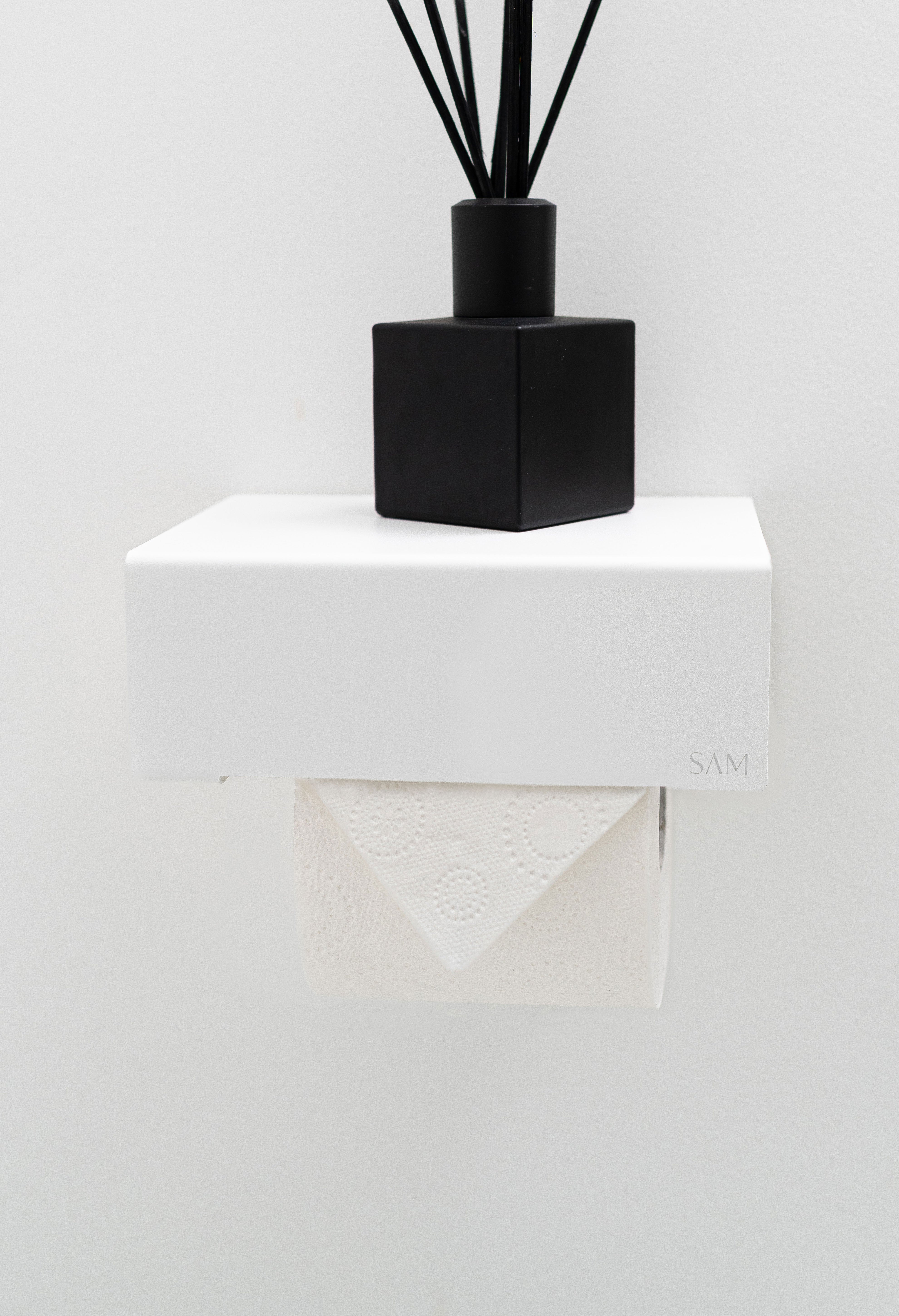 Toilettenpapierhalter LILLE zum Kleben ohne Bohren in Frontalansicht in Farbe weiß mit Raumduft auf integrierter Ablage