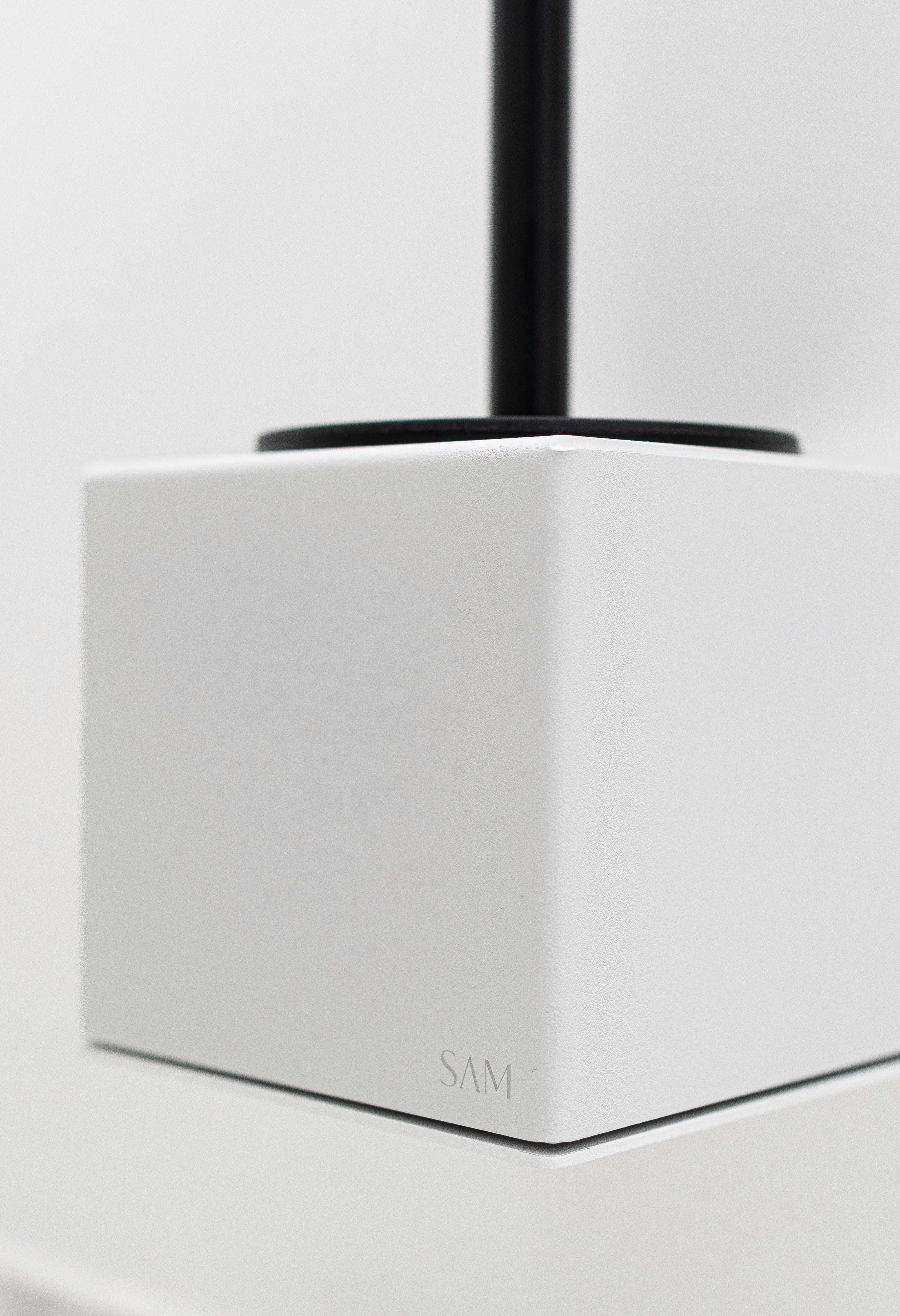 WC-Bürstenhalter LYON zum Kleben ohne Bohren in Farbe Weiß Close-up Pulverbeschichtung und gelasertes SAM Logo