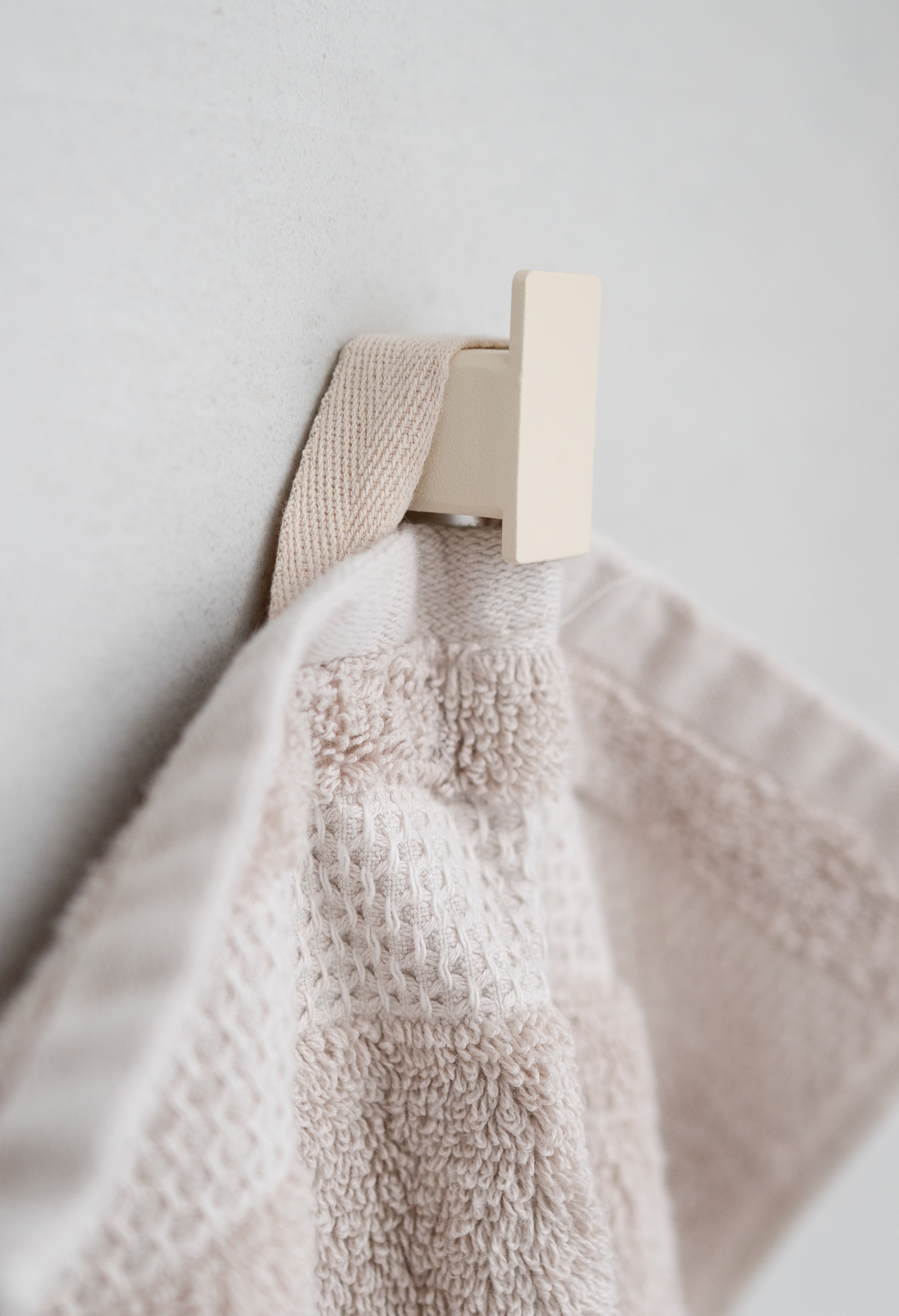 Close-Up Wandhaken aus Metall pulverbeschichtet in beige