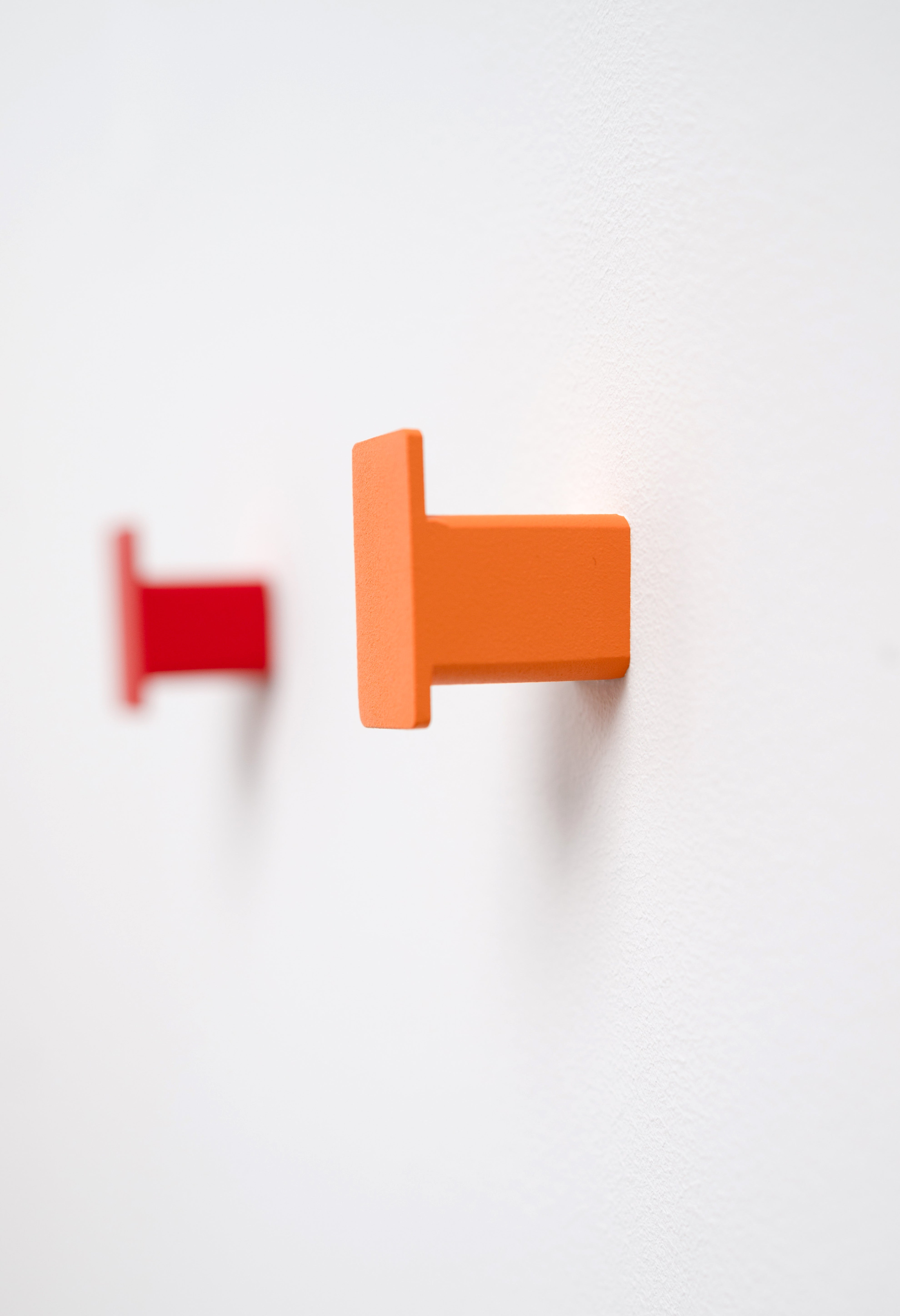 Close-Up Wandhaken aus Metall pulverbeschichtet in orange