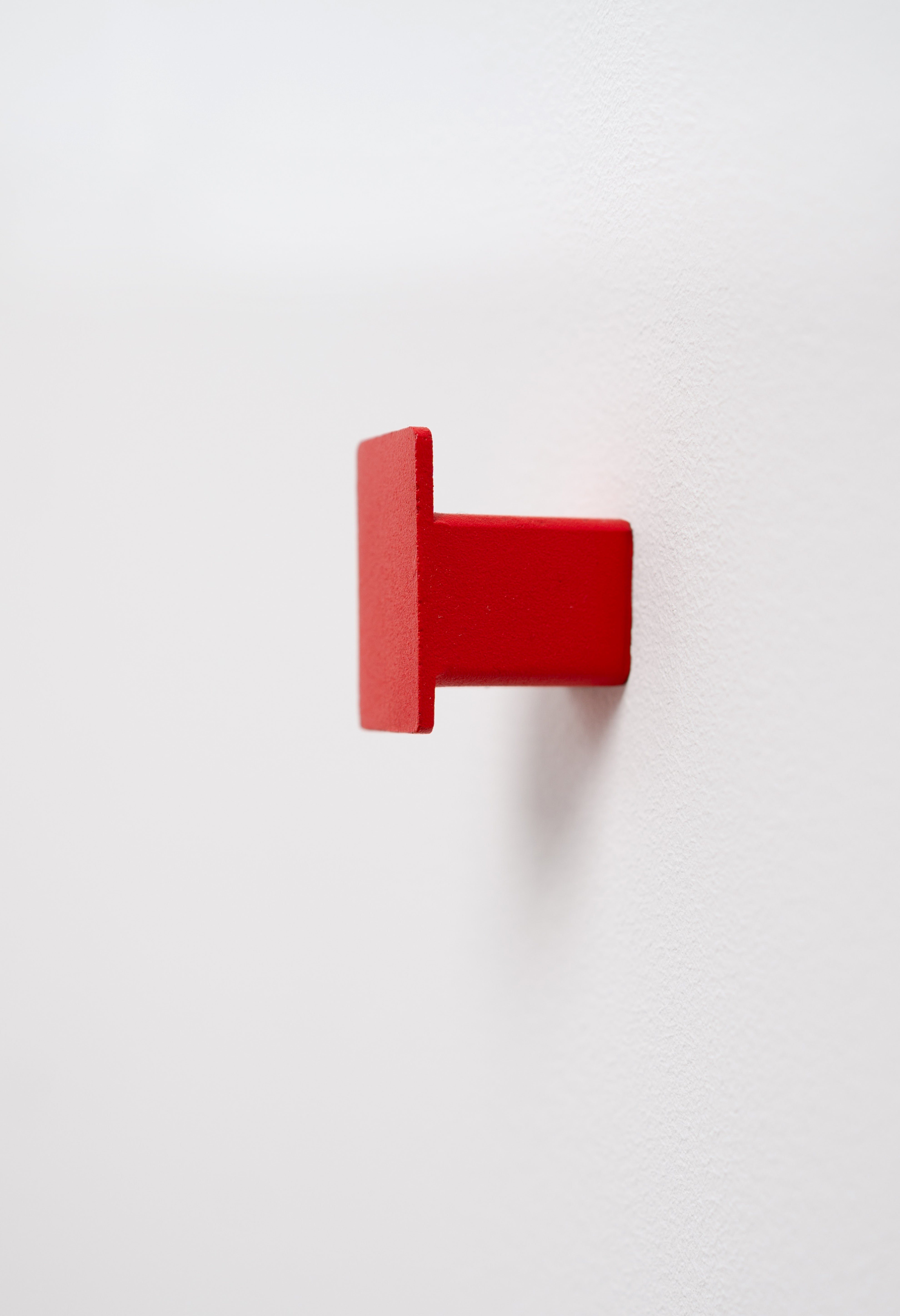 Close-Up Wandhaken aus Metall pulverbeschichtet in scarlet red