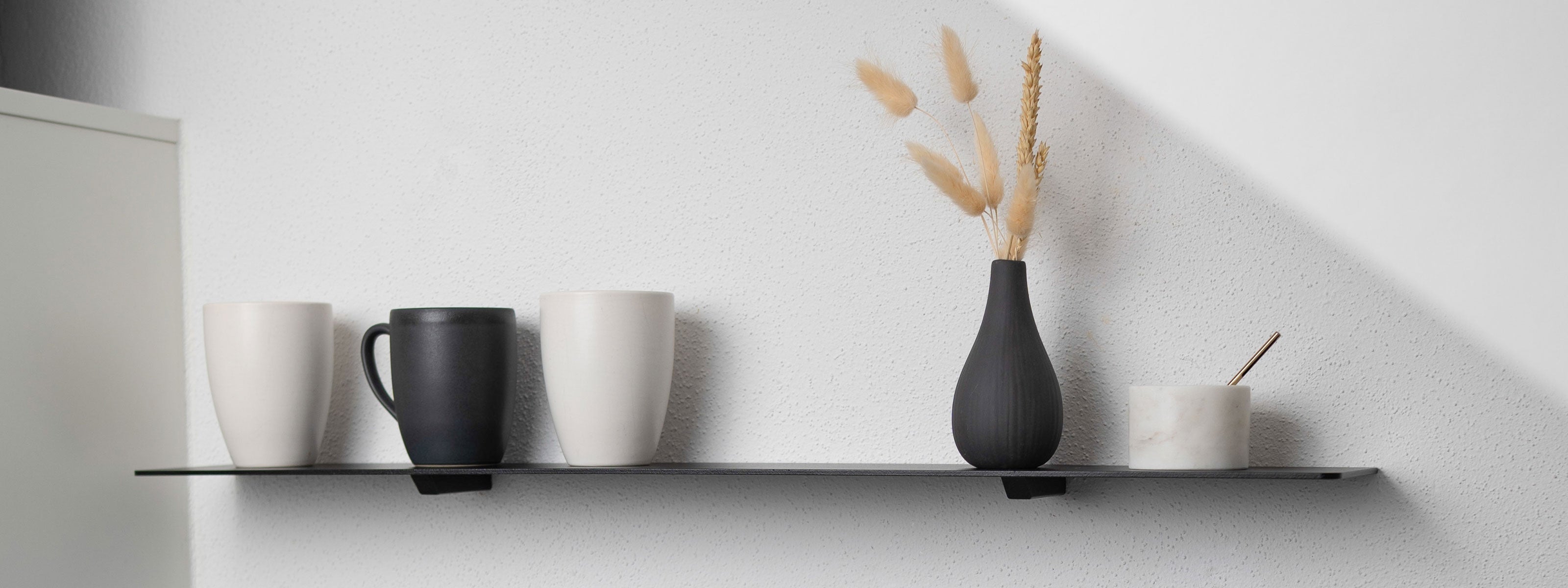 Mattschwarz im Interior Design: So kombinierst du dunkle Stahl-Akzente richtig