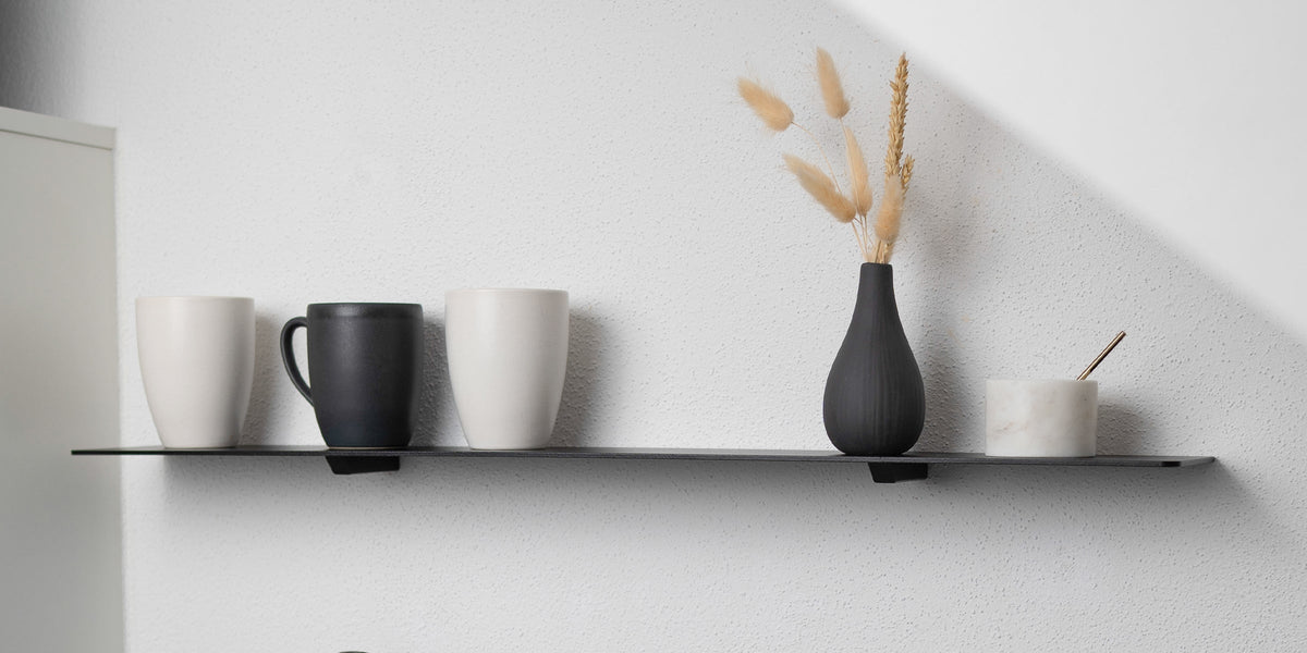 Mattschwarz im Interior Design: So kombinierst du dunkle Stahl-Akzente richtig