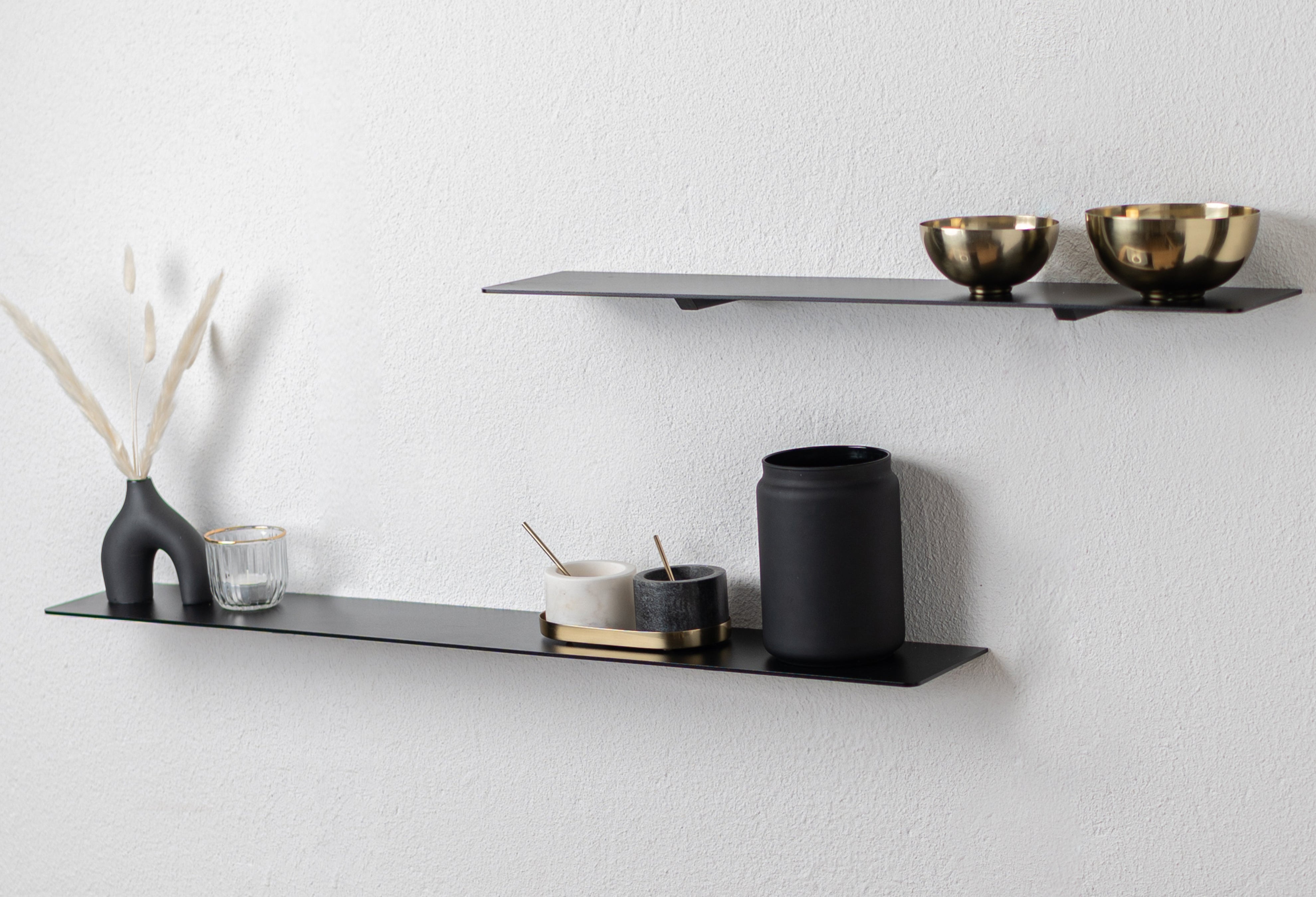 Wandregal LAGOS aus pulverbeschichtetem Metall – kombiniert in 60 cm und 40 cm Länge – moderne, minimalistische Wandlösung mit stilvollen Dekoartikeln im Wohnzimmer