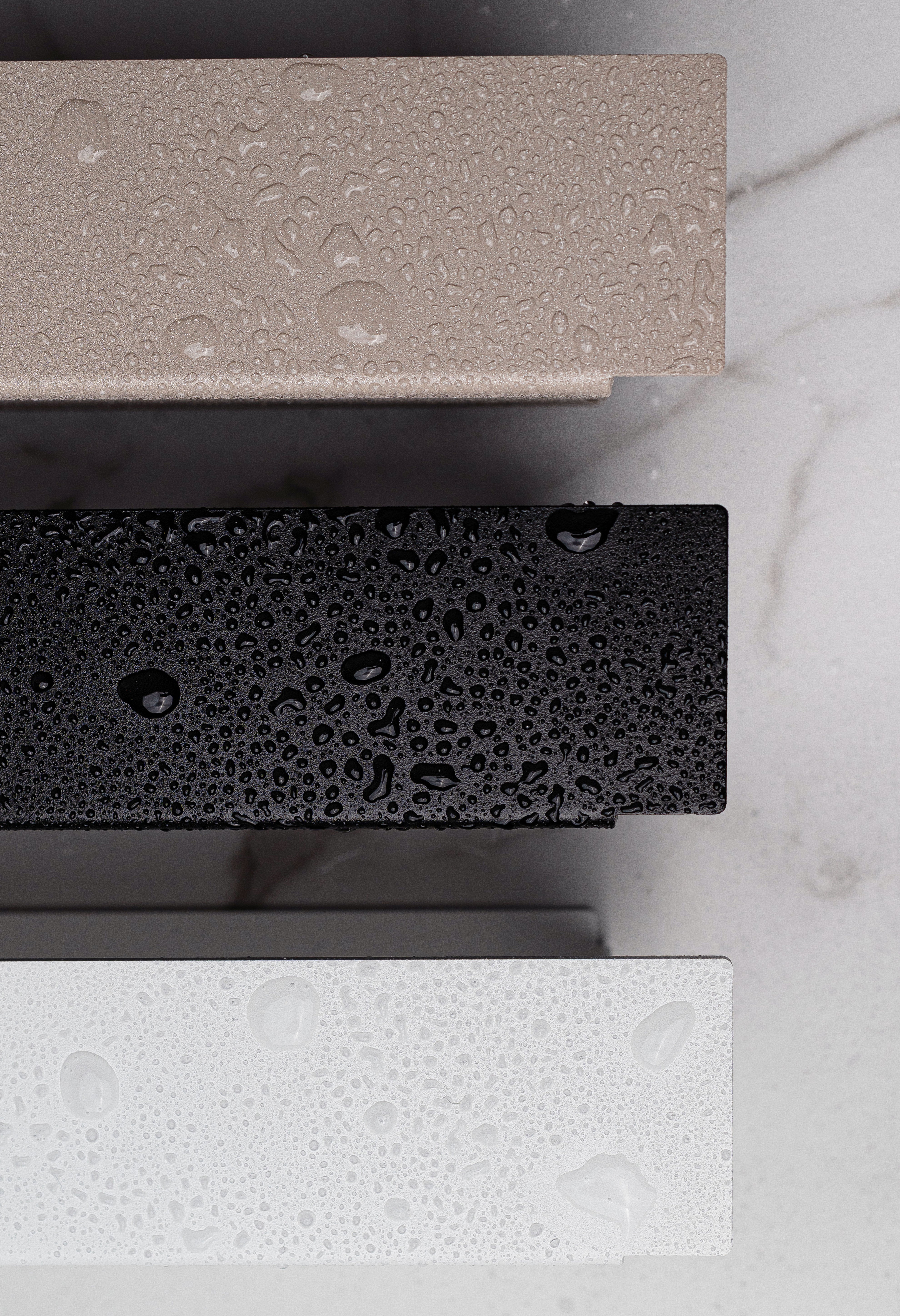 Close Up Duschablage Korsika zum Kleben in Farbe Champagner, Schwarz Gund Weiß. Wassertropfen perlen auf der pulverbeschichteten Oberfläche ab.