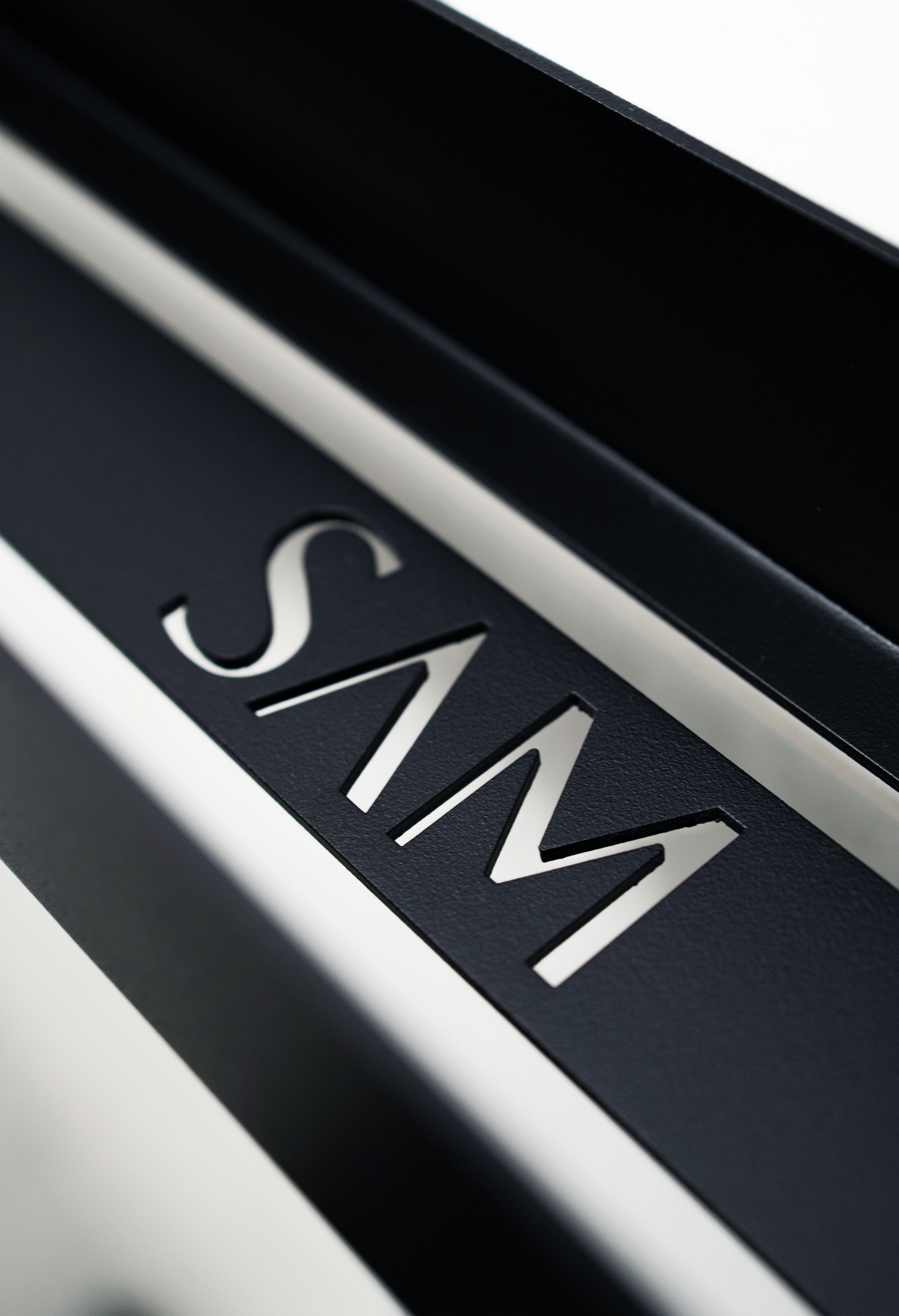 Duschablage Korsika zum Kleben. Close Up LsaerCut Ausschnitt als SAM-Logo für optimalen Wasserablauf.