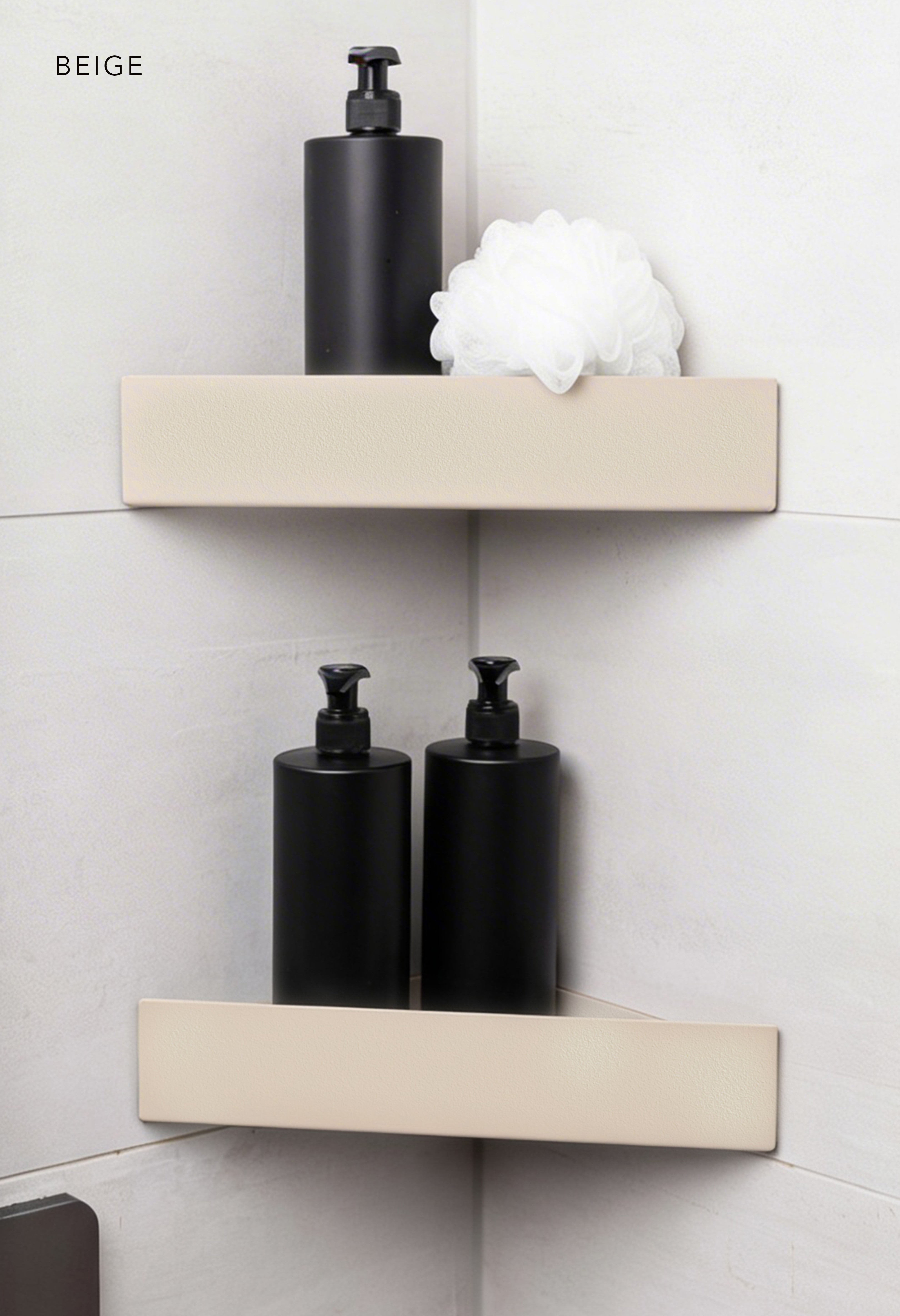 Duschablgen Monte Carlo zum Kleben ohne Bohren  in den Farbe Beige im 2-er Set  in frontaler Ansicht in Ecke der Dusche montiert mit passenden modernen Pumpflaschen in schwarz und weißem Duschschwamm dekoriert