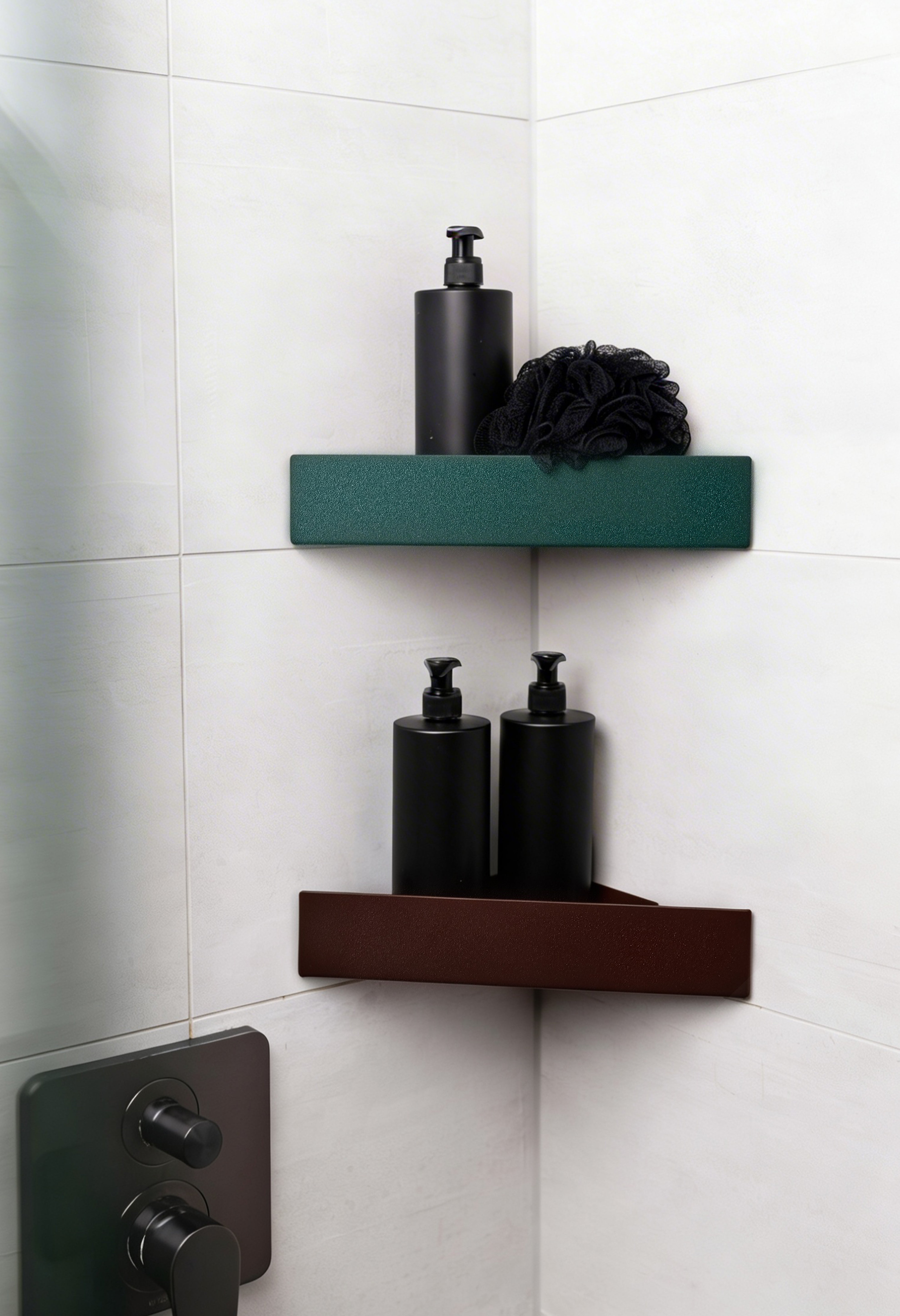 Duschablgen Monte Carlo zum Kleben ohne Bohren  in den Farben Sparkling Green und Marone in frontaler Ansicht in Ecke der Dusche montiert mit passenden modernen Pumpflaschen und Duschschwamm in schwarz dekoriert