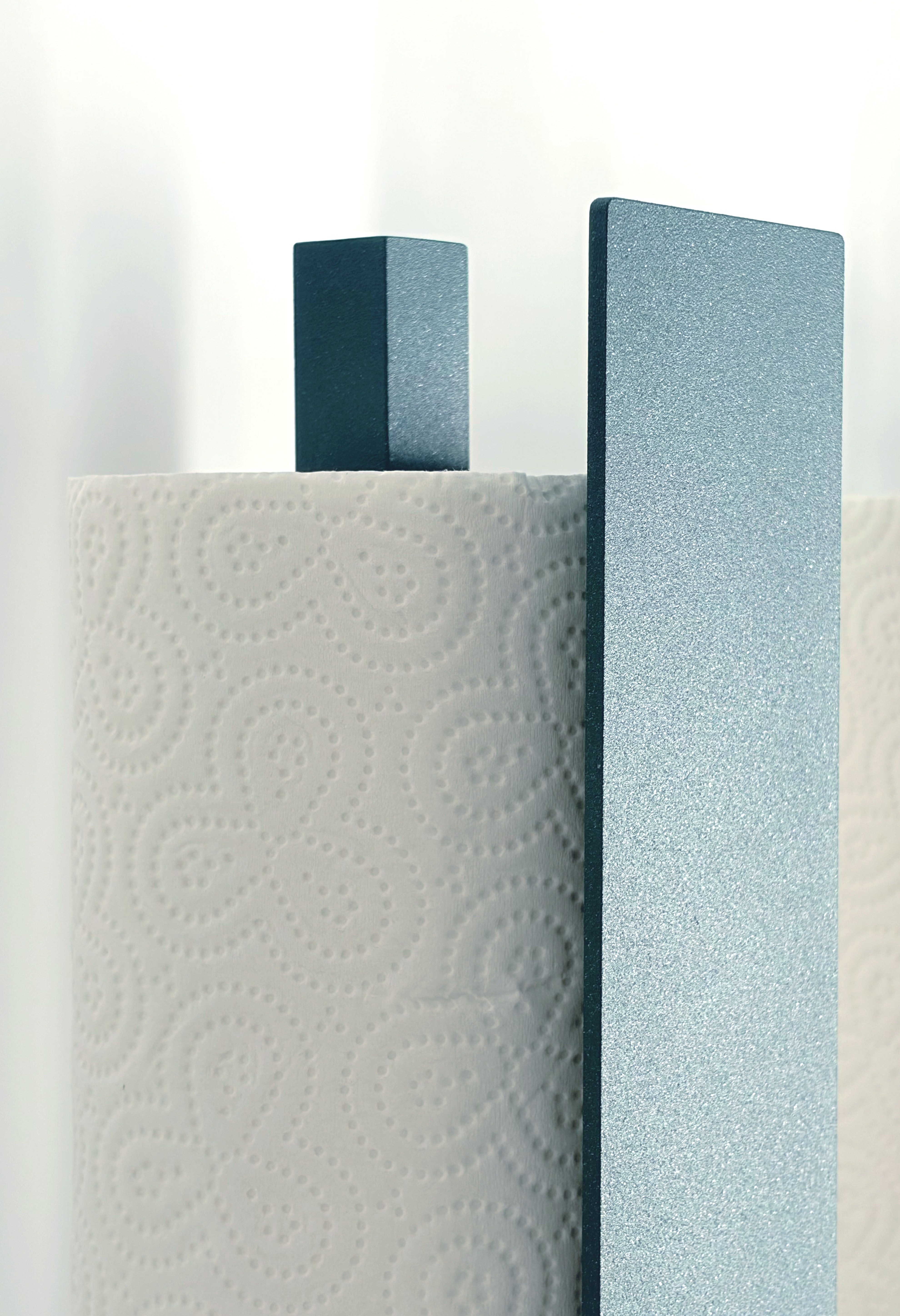 Küchenrollenhalter Granada pulverbeschichtet in Sparkling Green, glitzernd. Detaillansicht der Frontblende mit metallic Pulverbeschichtung.