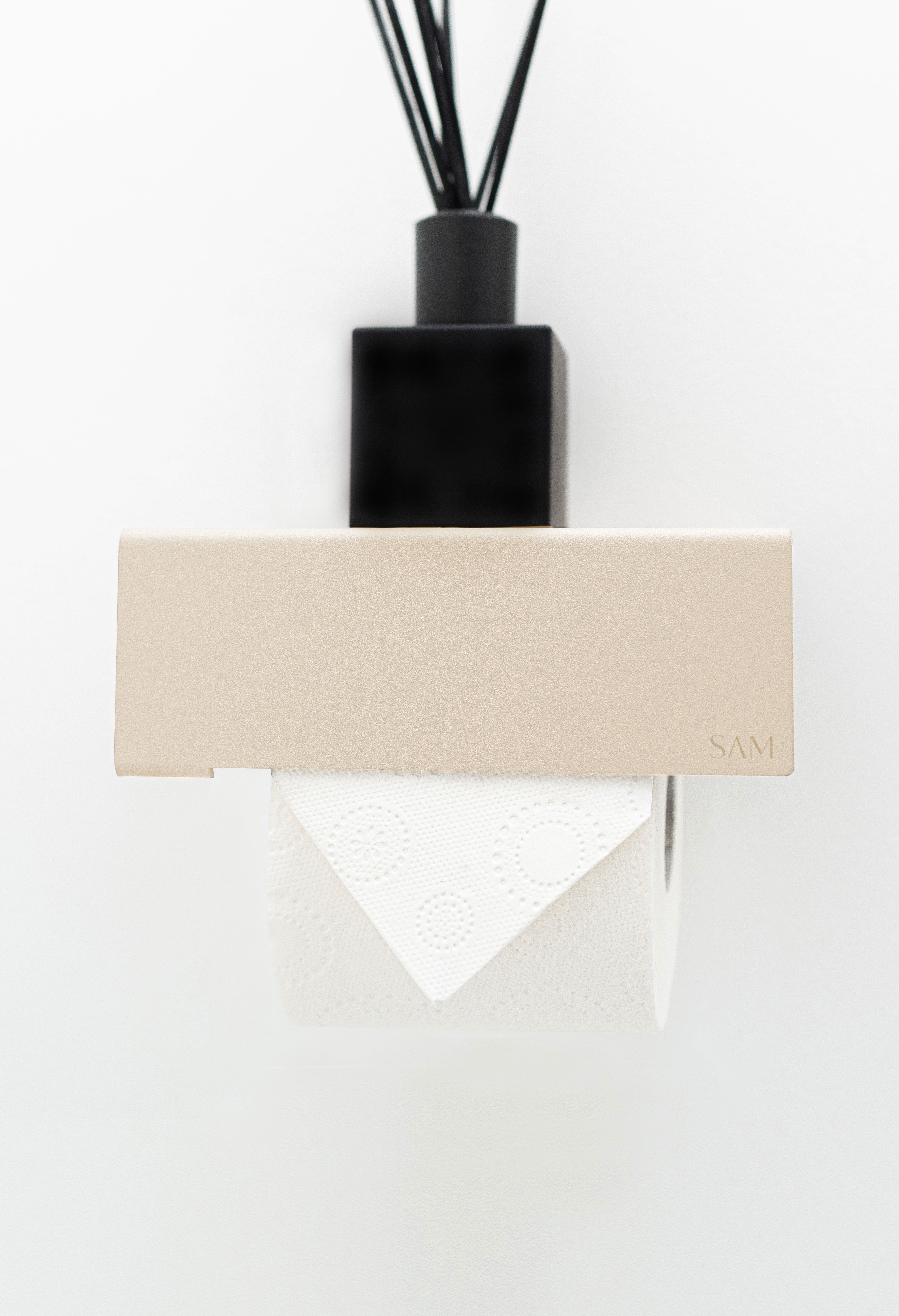 Toilettenpapierhalter LILLE aus pulverbeschichtetem Metall  zum Kleben ohne Bohren in Farbe Beige Frontansicht mit Raumduft auf integrierter Ablage