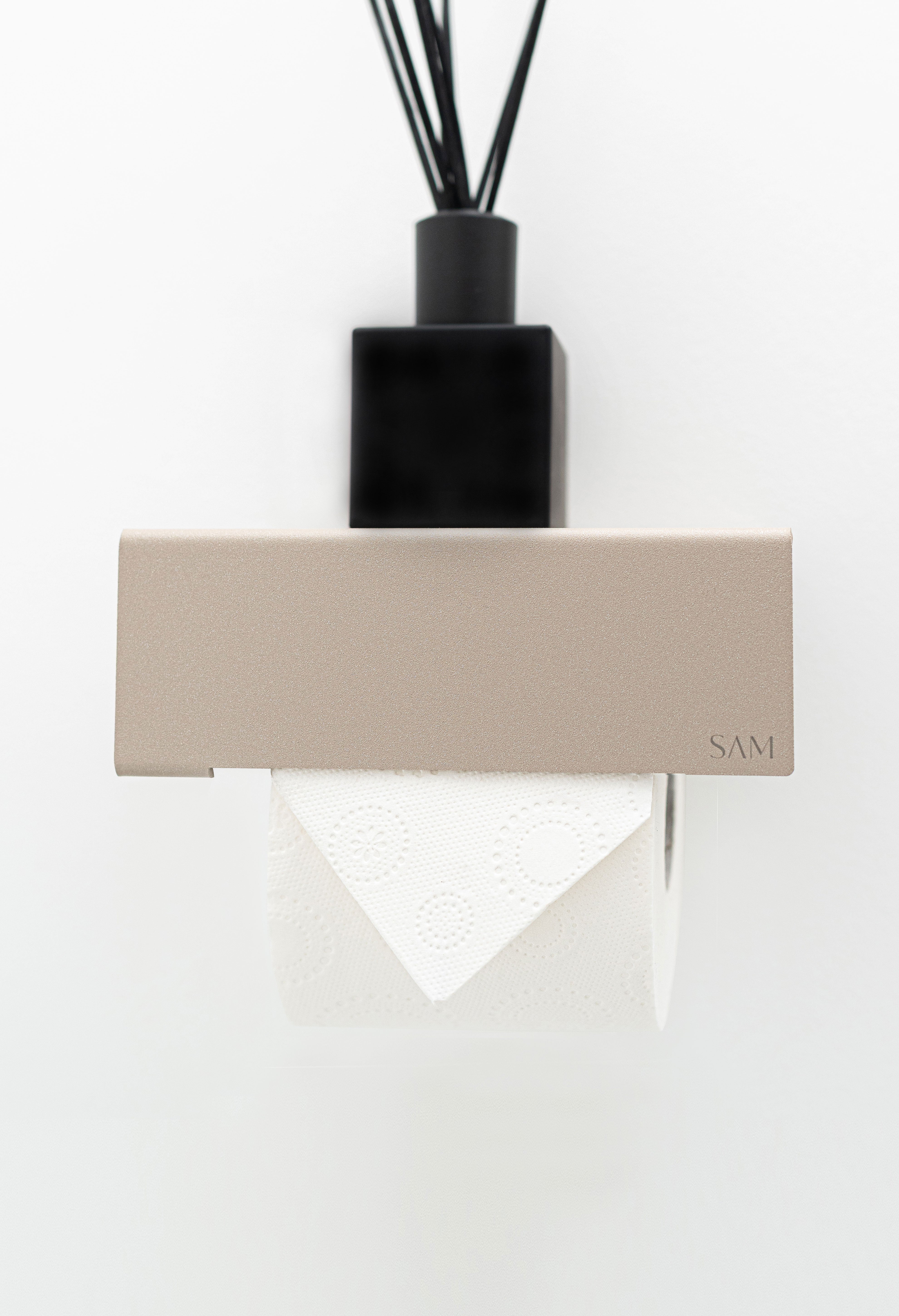 Toilettenpapierhalter LILLE zum Kleben ohne Bohren in Farbe Champagner Frontansicht mit Raumduft auf integrierter Ablage