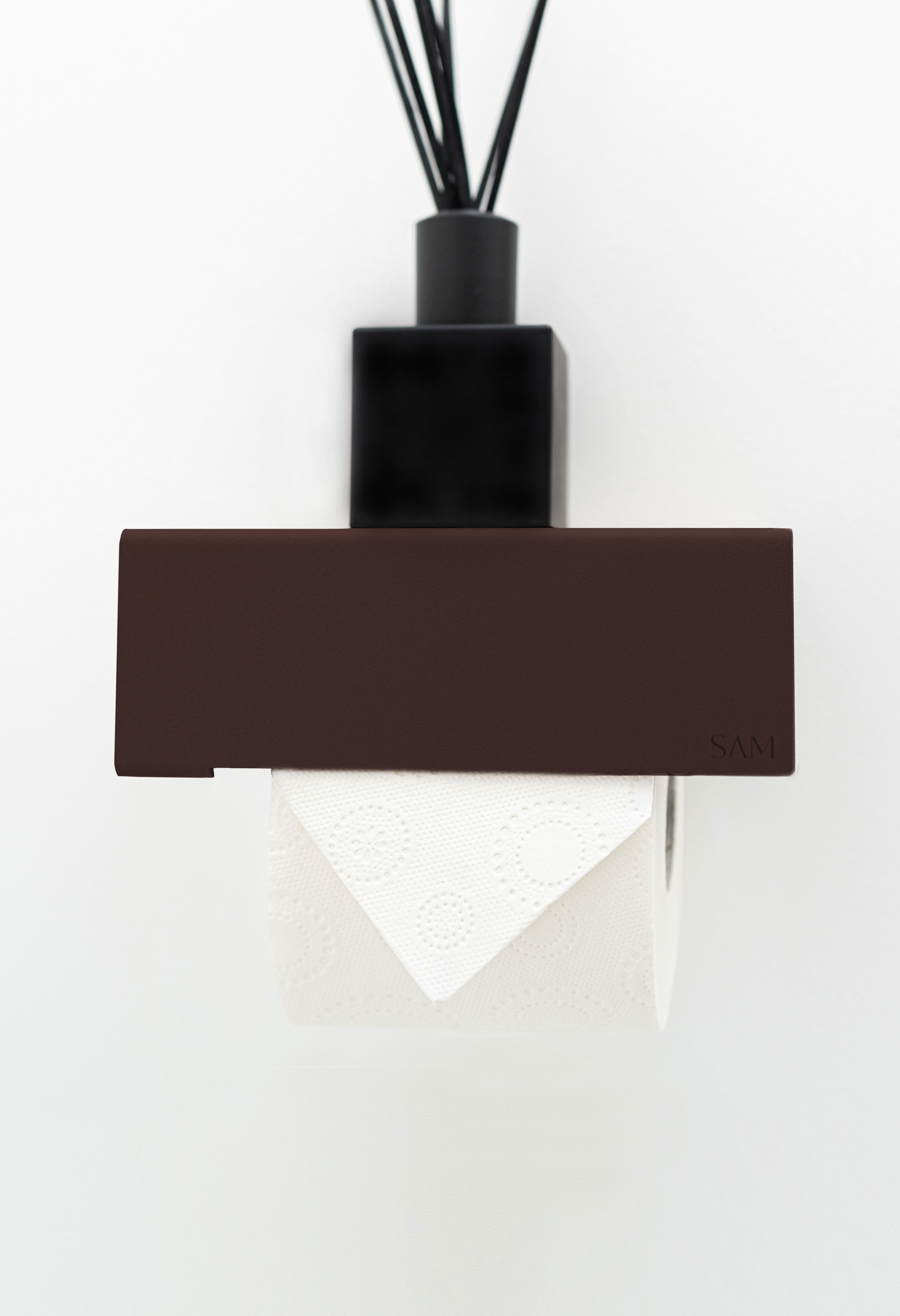 Toilettenpapierhalter LILLE aus pulverbeschichtetem Metall zum Kleben ohne Bohren in Farbe Marone Frontansicht mit Raumduft auf integrierter Ablage