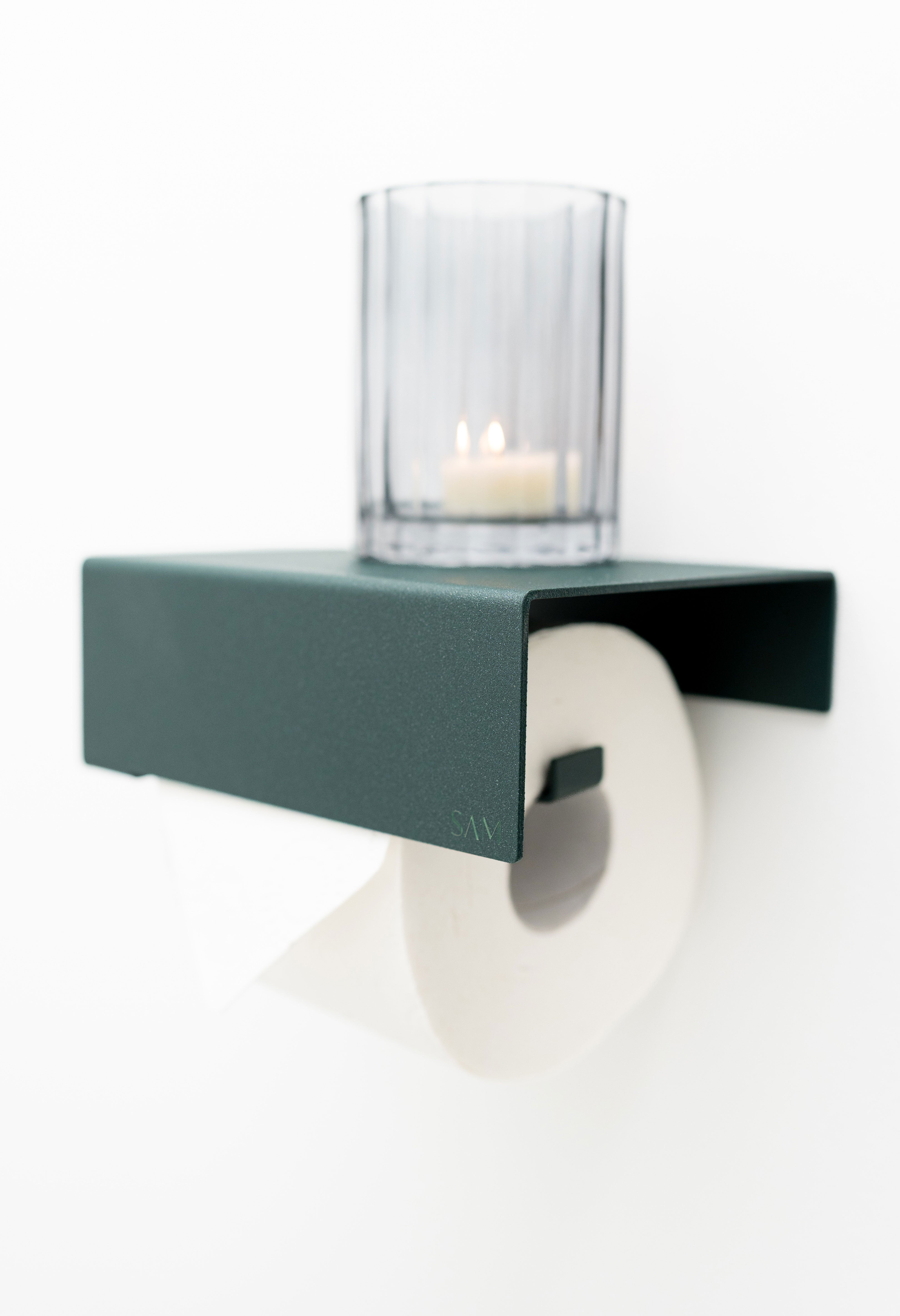 Toilettenpapierhalter LILLE aus pulverbeschichtetem Metall zum Kleben ohne Bohren in Farbe Sparkling Green mit Teelicht in modernem rauchgrauen Glas auf integrierter Ablage