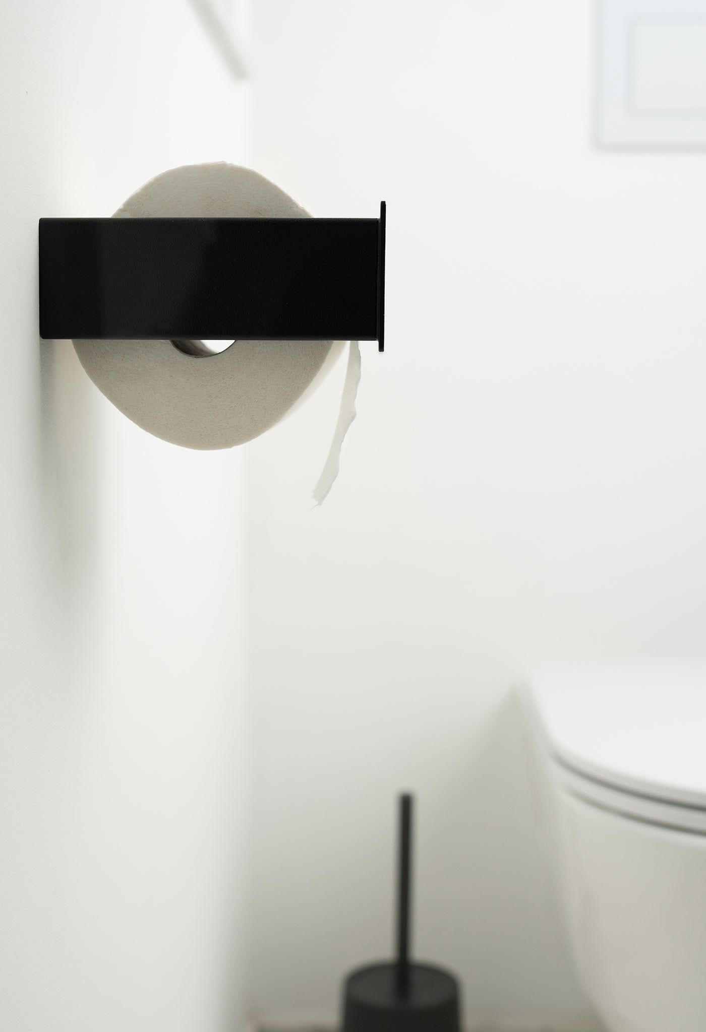 Toilettenpapierhalter metall in schwarz, von der Seite die an der Wand montiert wird