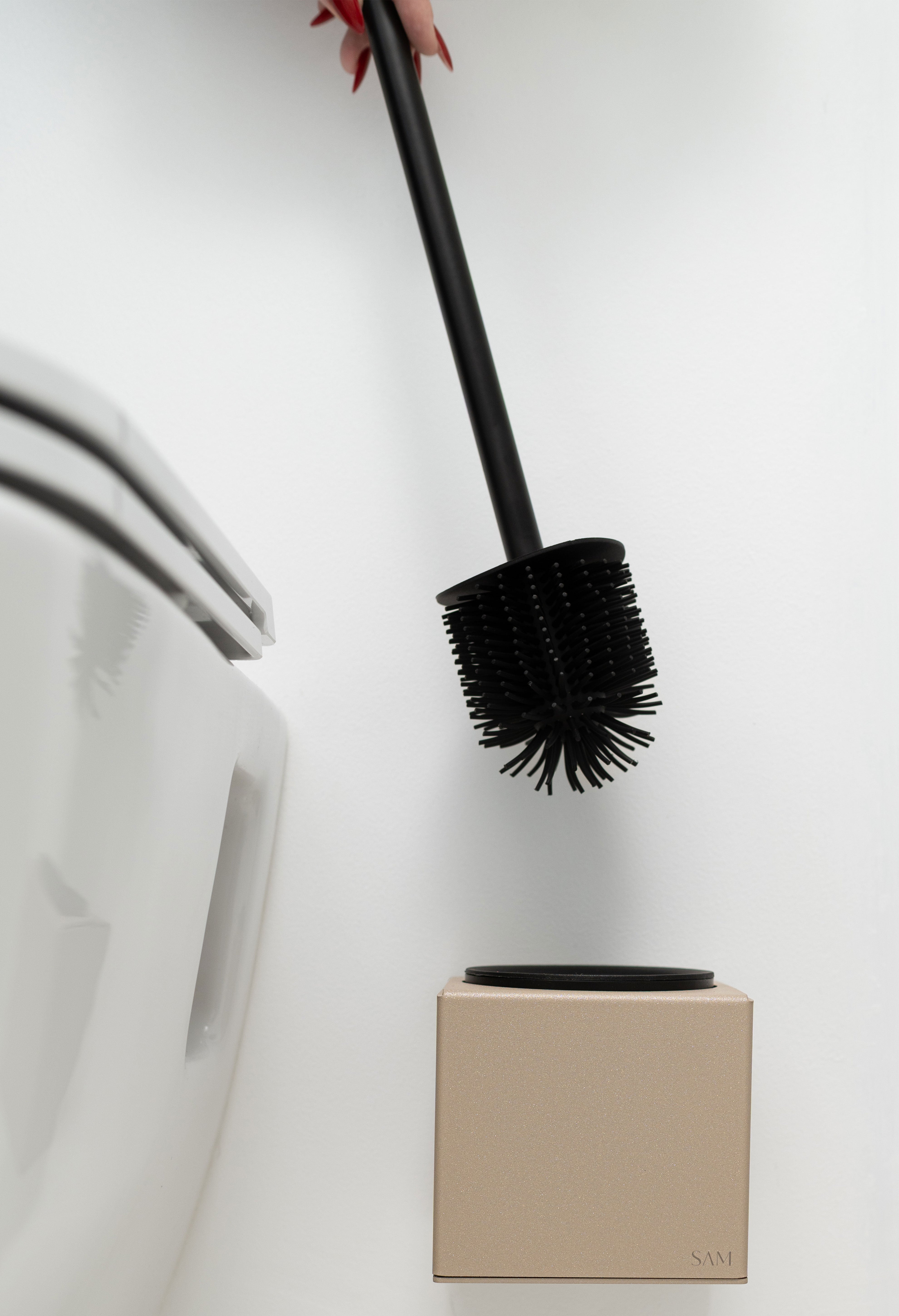 WC-Bürstenhalter LYON aus pulverbeschichtetem Stahl zum Kleben ohne Bohren in Farbe Champagner mit WC-bürste die herausgezogen wird