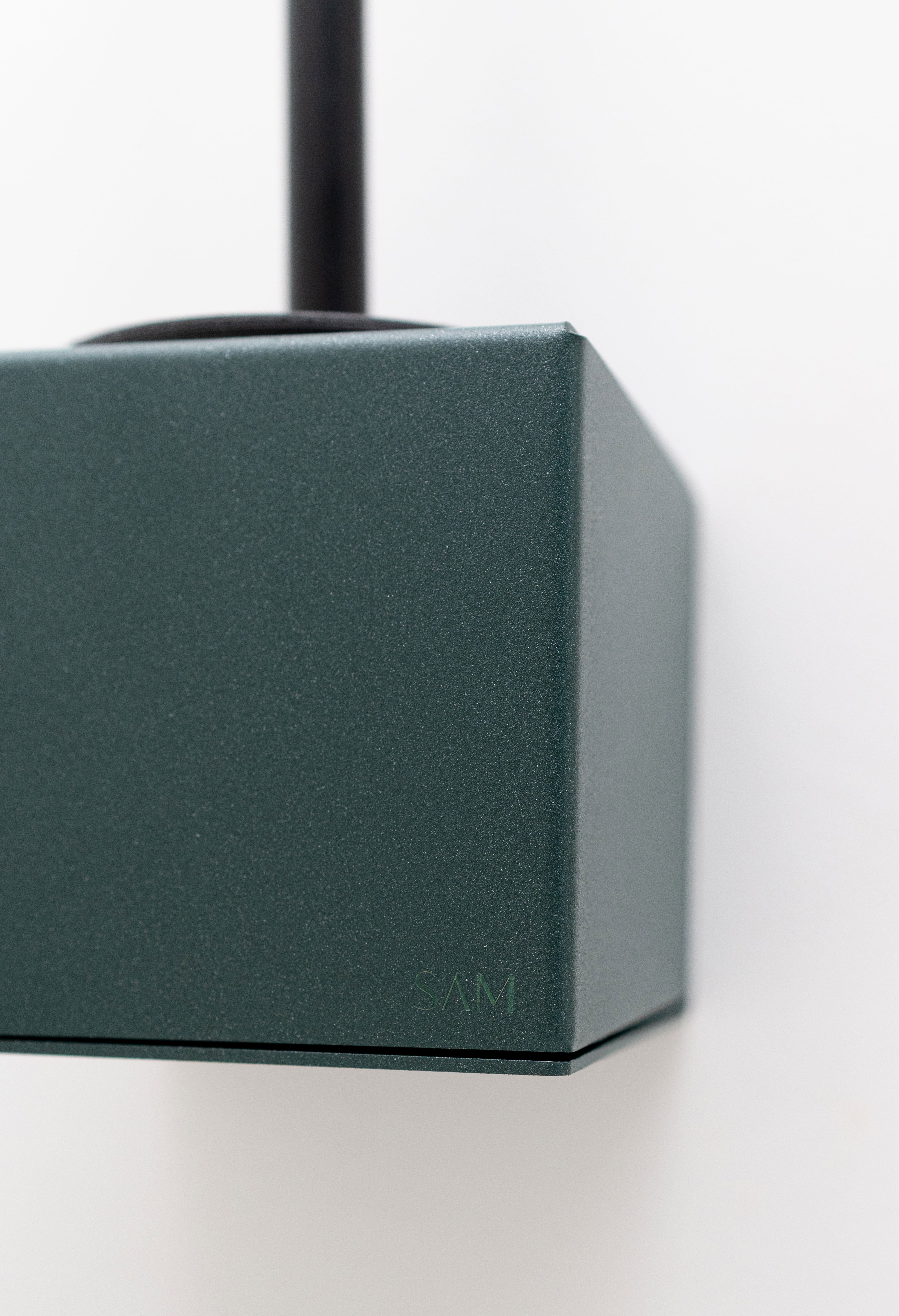 WC-Bürstenhalter LYON aus pulverbeschichtetem Metall zum Kleben ohne Bohren in Farbe Sparkling Green Close-Up