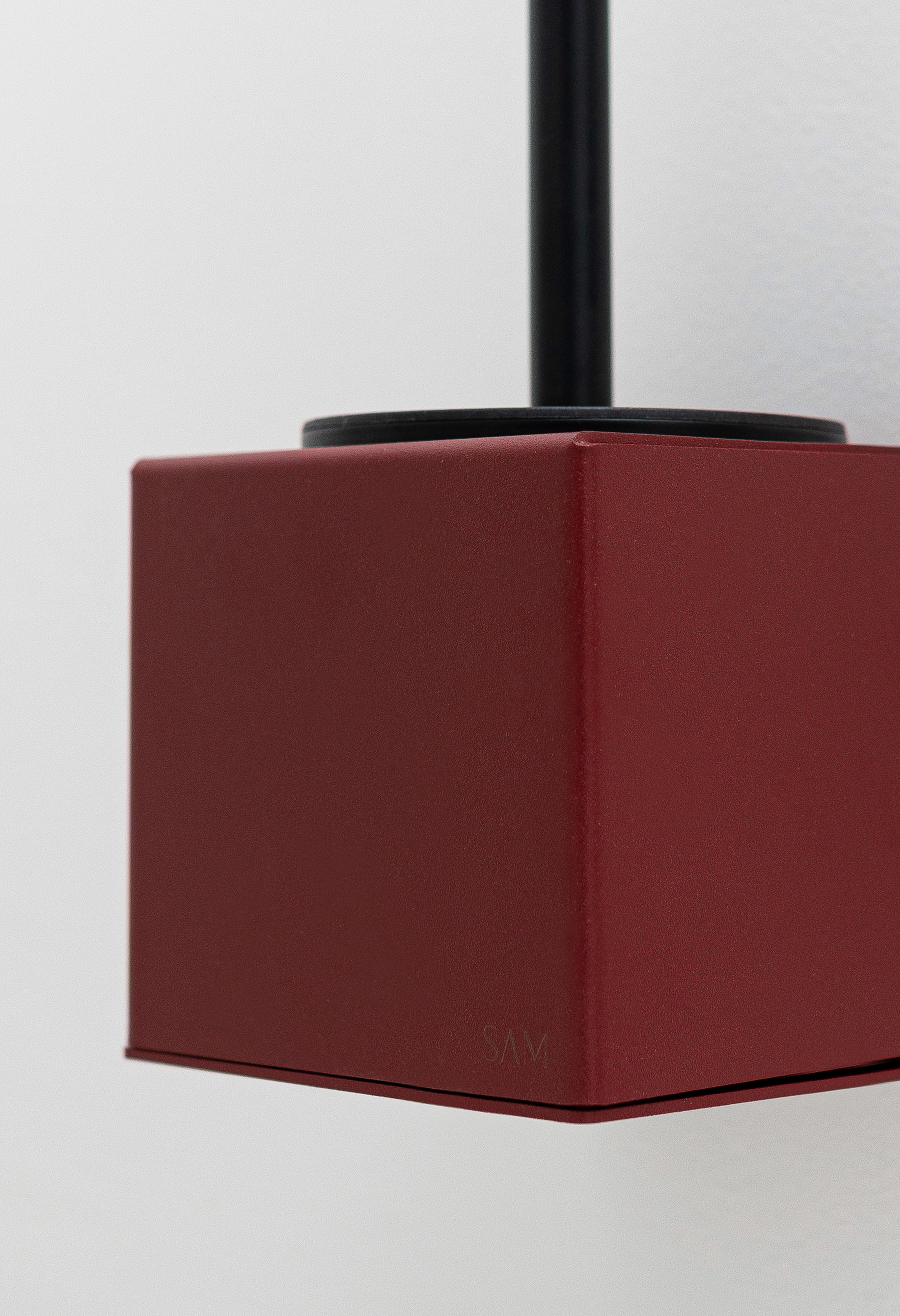 WC-Bürstenhalter LYON zum Kleben ohne Bohren in Farbe Velvet Red Close-Up Pulverbeschichtung und gelasertes SAM Logo