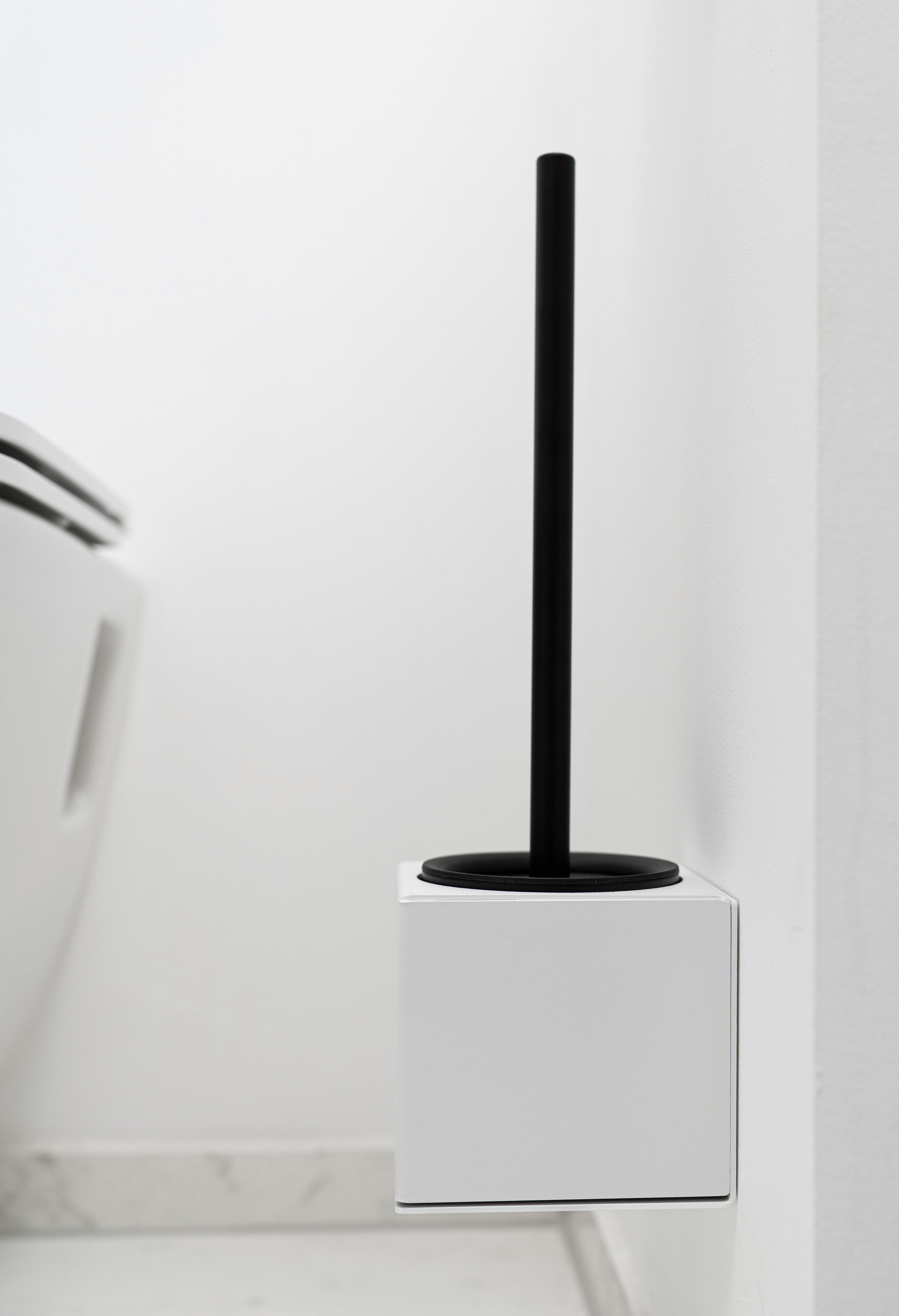 WC-Bürstenhalter LYON zum Kleben ohne Bohren in Farbe Weiß seitliche Ansicht.