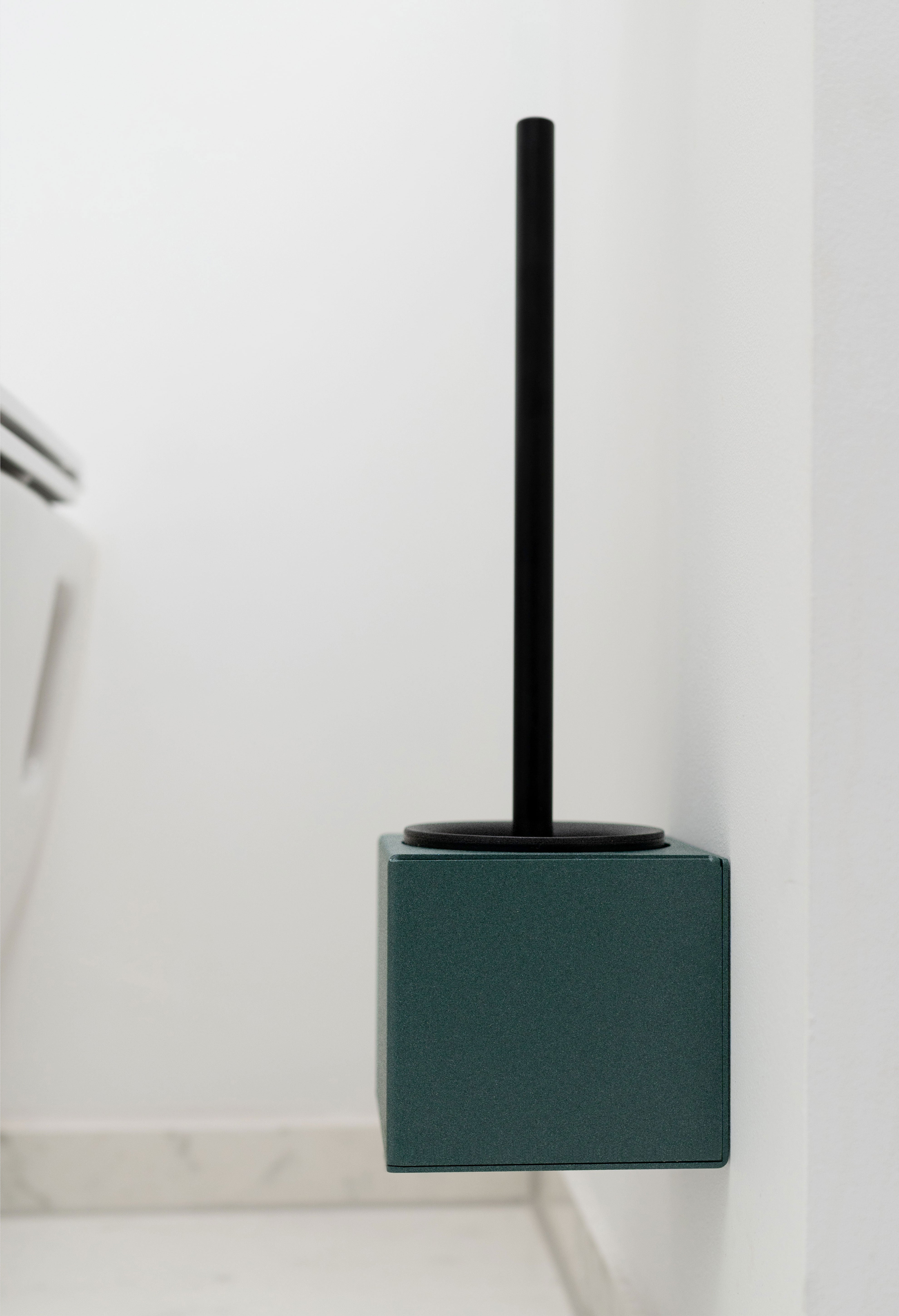 WC-Bürstenhalter LYON aus pulverbeschichtetem Stahl zum Kleben ohne Bohren in Farbe Sparkling Green, seitliche Ansicht