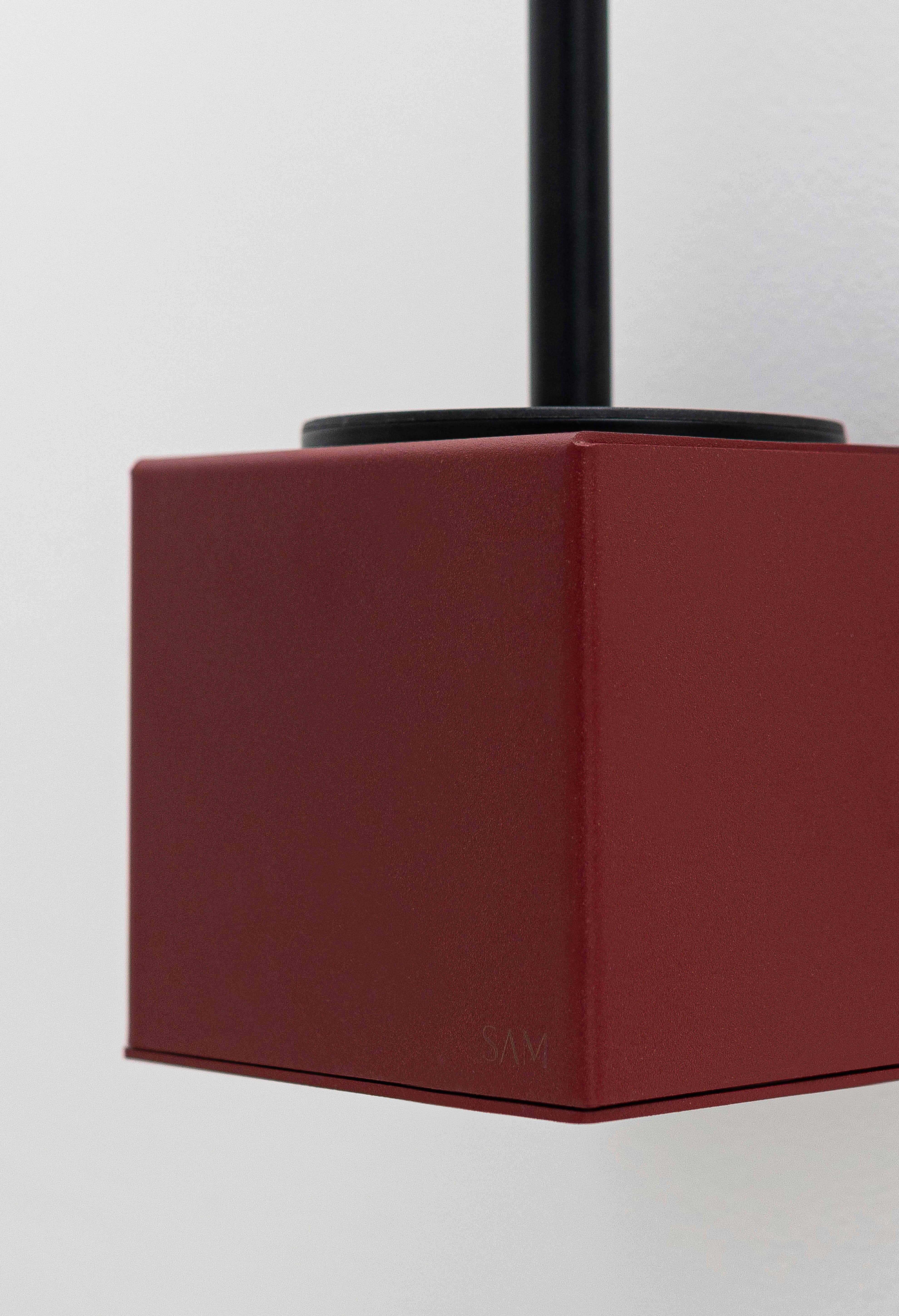 WC-Bürstenhalter LYON aus pulverbeschichtetem Stahl zum Kleben ohne Bohren in Farbe Velvet red im Close-Up