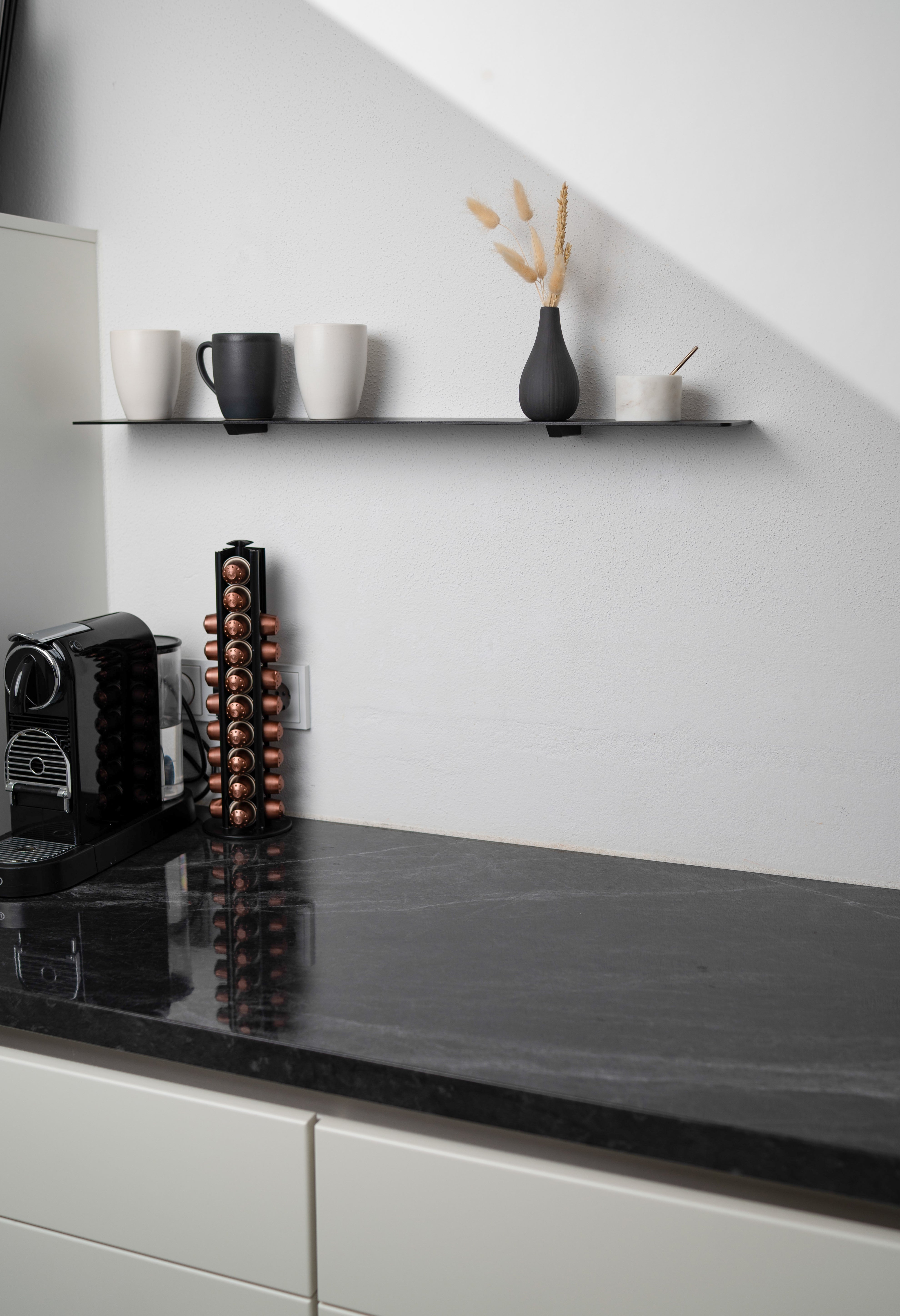 Wandregal Metall Pulverbeschichtet schwarz in Küche mit Tassen und kleiner Dekovase sowie Zuckerdose aus Marmor