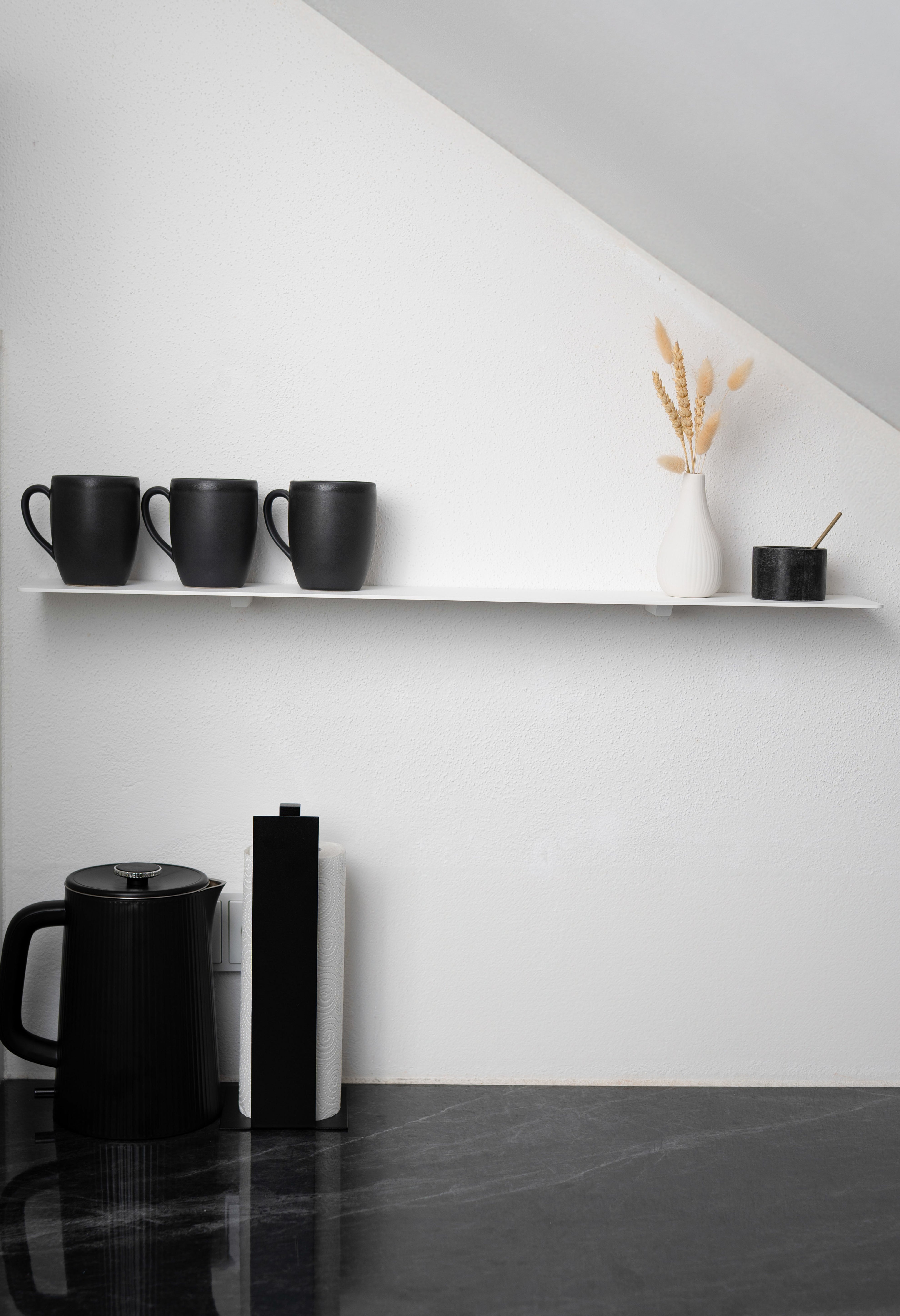 Wandregal Metall Pulverbeschichtet weiss in in moderner Küche mit schwarzen tassen
